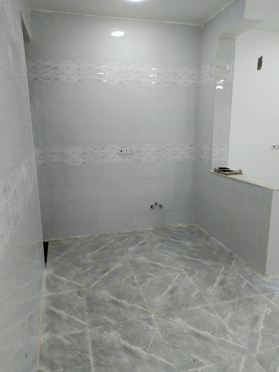 السلام عليكم 
بيت في حي الحكيم جهة الدبيه قرب افران العلم
الوجه 5 النزال 20 المساحه 100متر 
البناء طابوك بناء2025 مرقم بلديه 
قرب شارع 30 للاستفسار الاتصال ‏‪***********‬‏
