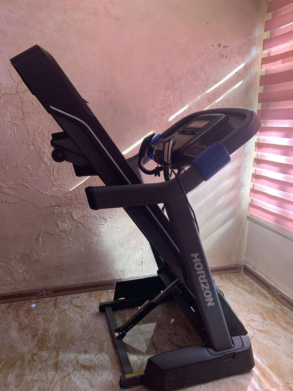 للبيع جهاز الجري الأصلي من شركة Horizon الأمريكية
فرصة مميزة لاقتناء جهاز جري قوي وعالي الجودة من أشهر الشركات العالمية المتخصصة بأجهزة اللياقة البدنية.
💪 المواصفات:
✅ يتحمل وزن فعلي يصل إلى 150 كغم
✅ مزود بماطورين قويين لأداء ممتاز وثبات عالي
✅ يدعم النظام الجبلي (الانحدار) لزيادة حرق السعرات وتحسين اللياقة
✅ مناسب للمشي السريع والجري بمختلف المستويات
✅ هيكل متين وجودة تصنيع أمريكية مميزة
✅ يحتوي على العديد من البرامج والمميزات الرياضية المتنوعة
🏃♂️ خيار مثالي للتمارين المنزلية، وخسارة الوزن، والمحافظة على اللياقة دون الحاجة للذهاب إلى النادي الرياضي.
⚡️ الجهاز بحالة ممتازة وجاهز للاستخدام.
📞 بسعر مناسب جدا الاستفسار الاتصال على الرقم:*********** واتس اب
