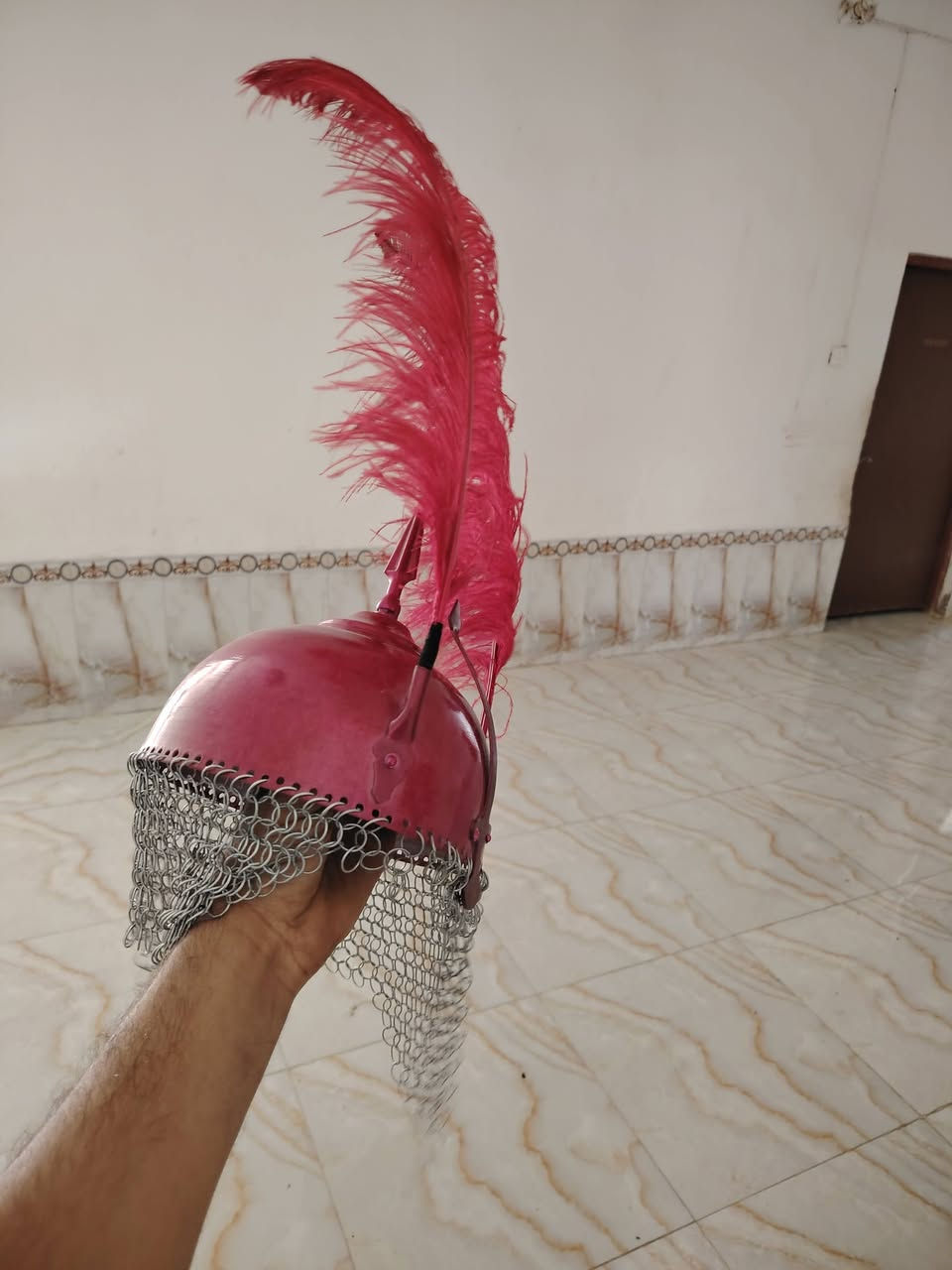 سلام عليكم.      خوذه هيه وريشاته لاصليات جديده السعر 30 وبيه مجال اتصال *********** العنوان محافضة الديوانية قضاء الشاميه

