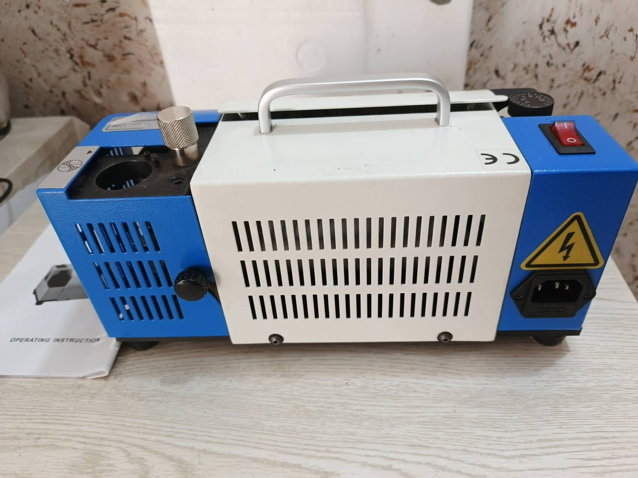 هذه **ماكينة شحذ وتسنين البراين (Drill Bit Sharpener / Grinder)**.
الجزء الظاهر بالصورة هو درج تخزين **الكوليتات (Collets / ER Collets)** المقسمة حسب أقطار وقياسات البراين (من 2-3 ملم إلى 12-13 ملم) التي تُستخدم لتثبيت البرينة بإحكام أثناء عملية الشحذ والتسنين.للاستفسار خاص او واتس اب ‏‪***********‬‏
