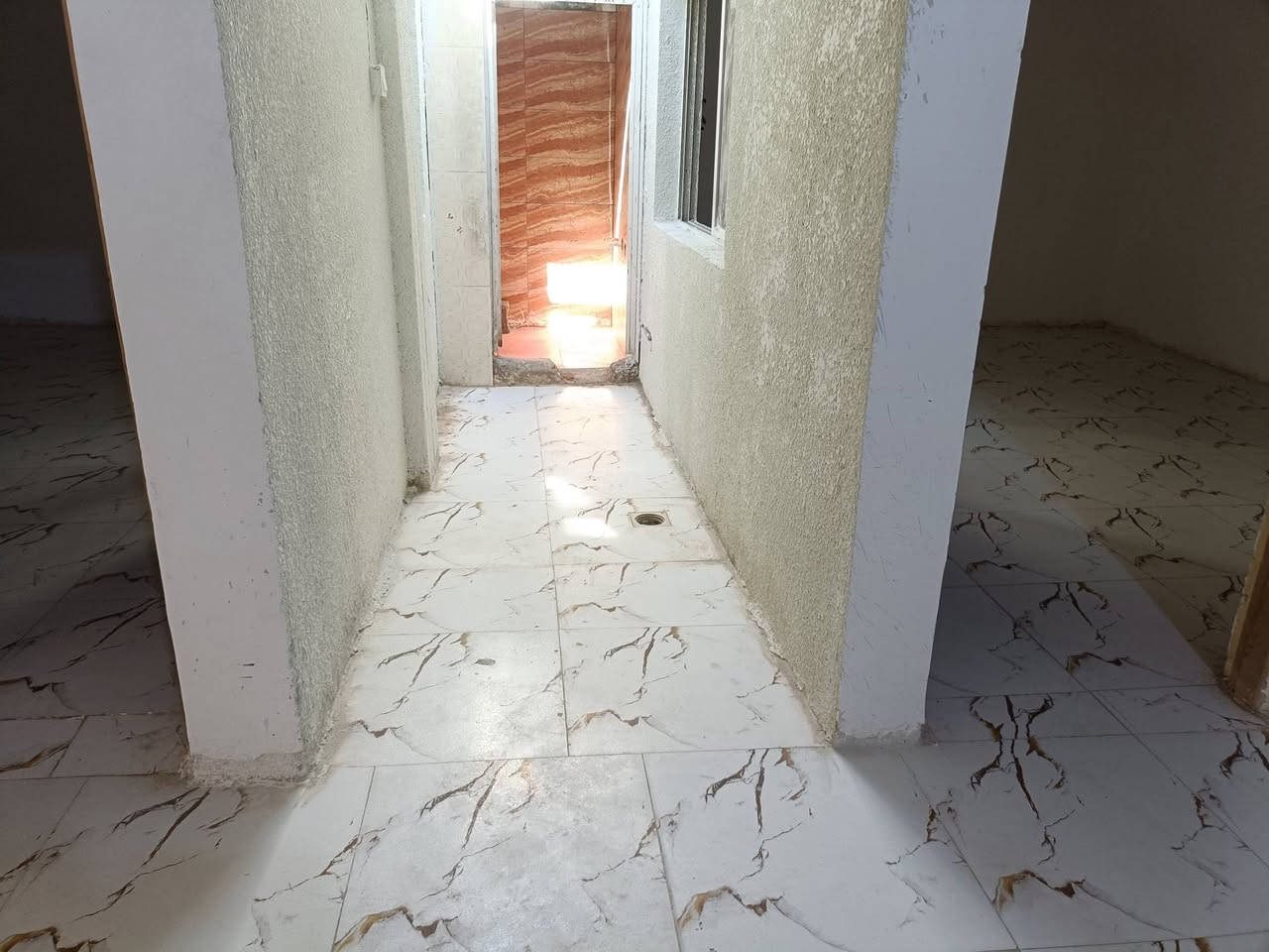 بيت ركن 200بحي سبل الاوله بناء جديد شارع المدرسة ماء ومجاري وكهرباء بلباب مشمول بتطويب صب كونكريت بتلو وسقف يتكون من ديوانيه 4/8وصاله 4/10وغرفتين 5/5ومطبخ 5/3ونص وصحيات داخليه وخارجيه ***********
