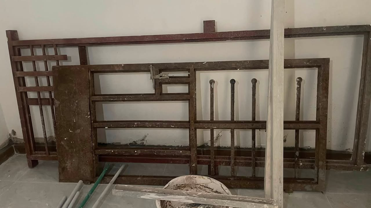 سلام عليكم
عندي بيبان وشباك للبيع 
باب اول مع جرجوبه 270 ارتفاع والعرض متر 
الباب الثاني 120
مع كيلون جديد
مع شباك 
موظحات بلصورة 
السعر 125 الف كل القطع العنوان رائسه مشتل المعلمين اتص***********
