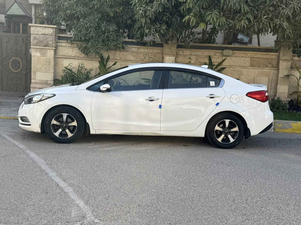 السلام عليكم
كيا سيراتو للبيع 
موديل 2014
مكفول  من صبغ ومن لبارد
مواصفات 

فول مواصفات 
تحكم ستيرن 
فتحه مري شفط 
شاشة + كامرة 

محرك 1600دوش بشرط

كير 10نمر كير كفالة بشرط

شاشة كبيره 
منضومة زنون 

رقم سليمانيه 
شرط تحويل 
السعر 124 وبيه مجال 
مكاني بغداد 

الاتصال ***********
***********
