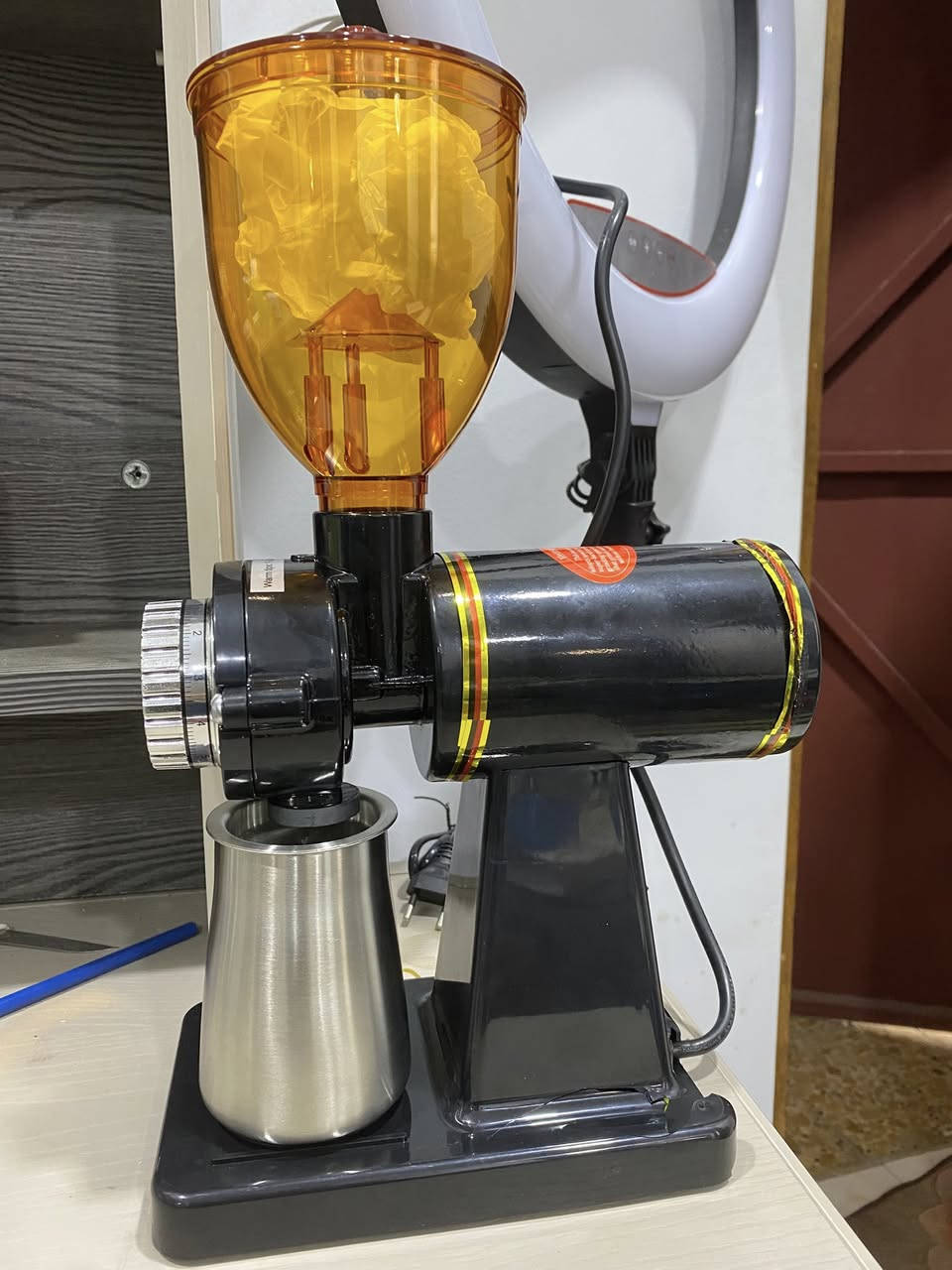 مطحنة القهوة الكهربائية الاحترافية (Model 600N تحكم دقيق بالطحن: تحتوي على 8 مستويات قابلة للتعديل، تتيح لك اختيار درجة النعومة المناسبة، من الطحن الناعم للإسبريسو إلى الخشن للقهوة المقطرة (V60).
أداء سريع وقوي: مزودة بمحرك بقوة 180 واط يوفر سرعة طحن عالية تصل إلى 150 جرام في الدقيقة، مما يوفر وقتك وجهدك.
جودة عالية: تتميز بتروس طحن (Burrs) مسطحة مصنوعة من الفولاذ المقاوم للصدأ لضمان طحن متجانس يحافظ على نكهة القهوة الأصلية.
تصميم عملي: خزان حبوب (Hopper) شفاف بسعة 250 جرام، مع نظام حماية ضد التحميل الزائد لضمان سلامة المحرك.جديده السعر 250 الف


**إذا كنت صاحب هذا الإعلان وتريد حذفه لأي سبب، رجاءا أرسل رسالة إلى الدعم الفني**