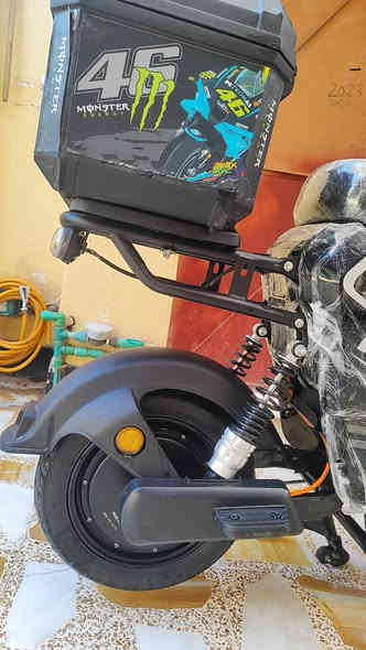 السلام عليكم R9 استعمال شهرين 
السرعة من 50الي 55 حسب الوزن 
4 بطاريات 20 امبير 48 فولط 
الملف 1000واط 
السعر 450 وبي مجال قليل 
*********** بي وتساب
