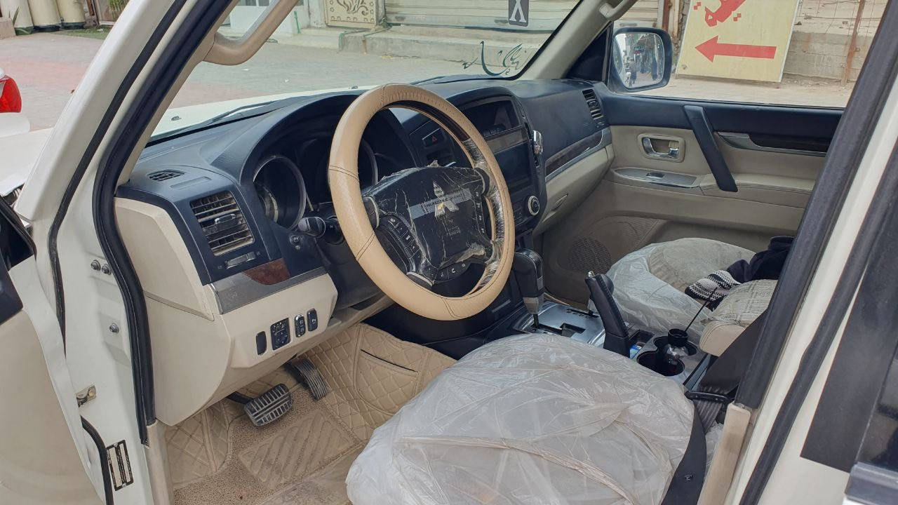 السلام عليكم للبيع او امراوس باجيرو 2010 حبتور مكفوله من التبديل بيه بارد بالجاملغ الخلفي وتكحيل بالجاملغ الامامي اصبعين ماشيه 290 مكان السياره كوفه  الاتصال ***********
