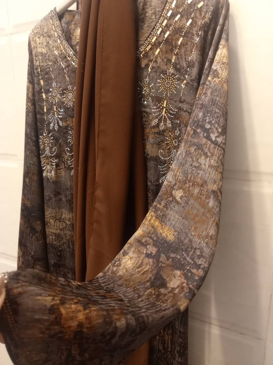 مخور ويا شالة جوزي مطرز 
جديد ملبوس اقل ساعه بالبيت 
قماشه ستن جاكار 
يلبس لحد وزن ١٠٠ وأقل فري سايز وبي حزام 
مكاني بغداد عندي توصيل داخل بغداد فقط


**إذا كنت صاحب هذا الإعلان وتريد حذفه لأي سبب، رجاءا أرسل رسالة إلى الدعم الفني**