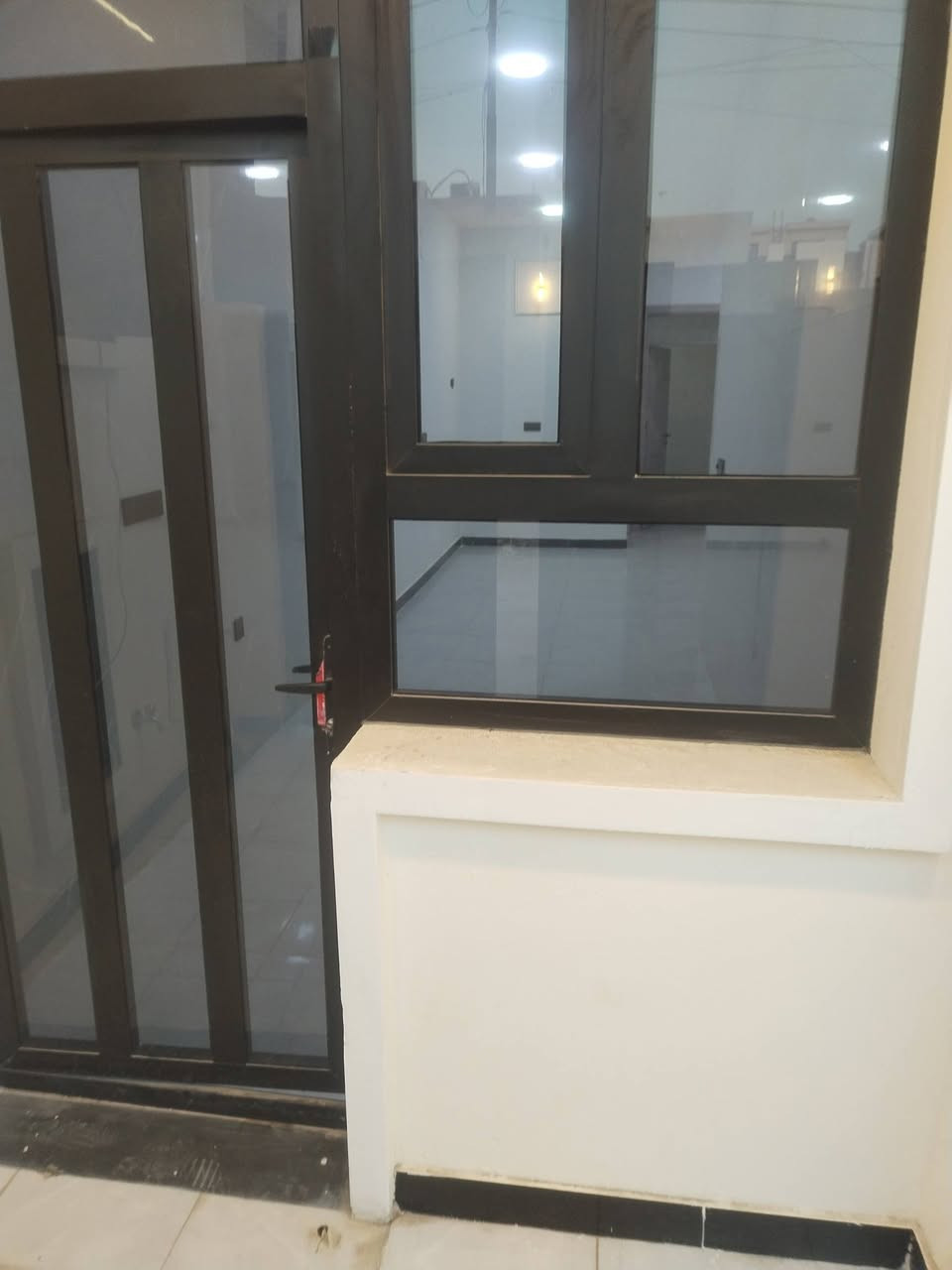 #لدينا_دار_للبيع مساحه 100 متر واجهه 6 وربع ونزال 16 طابو زراعي سند 25 قرار محكمه البيت يحتوي على3 غرف نوم وصاله وستقبال ومطبخ  العنوان بغداد الدورة مدخل البوعيثه مجمع الحليم 
هاتف ***********
***********
