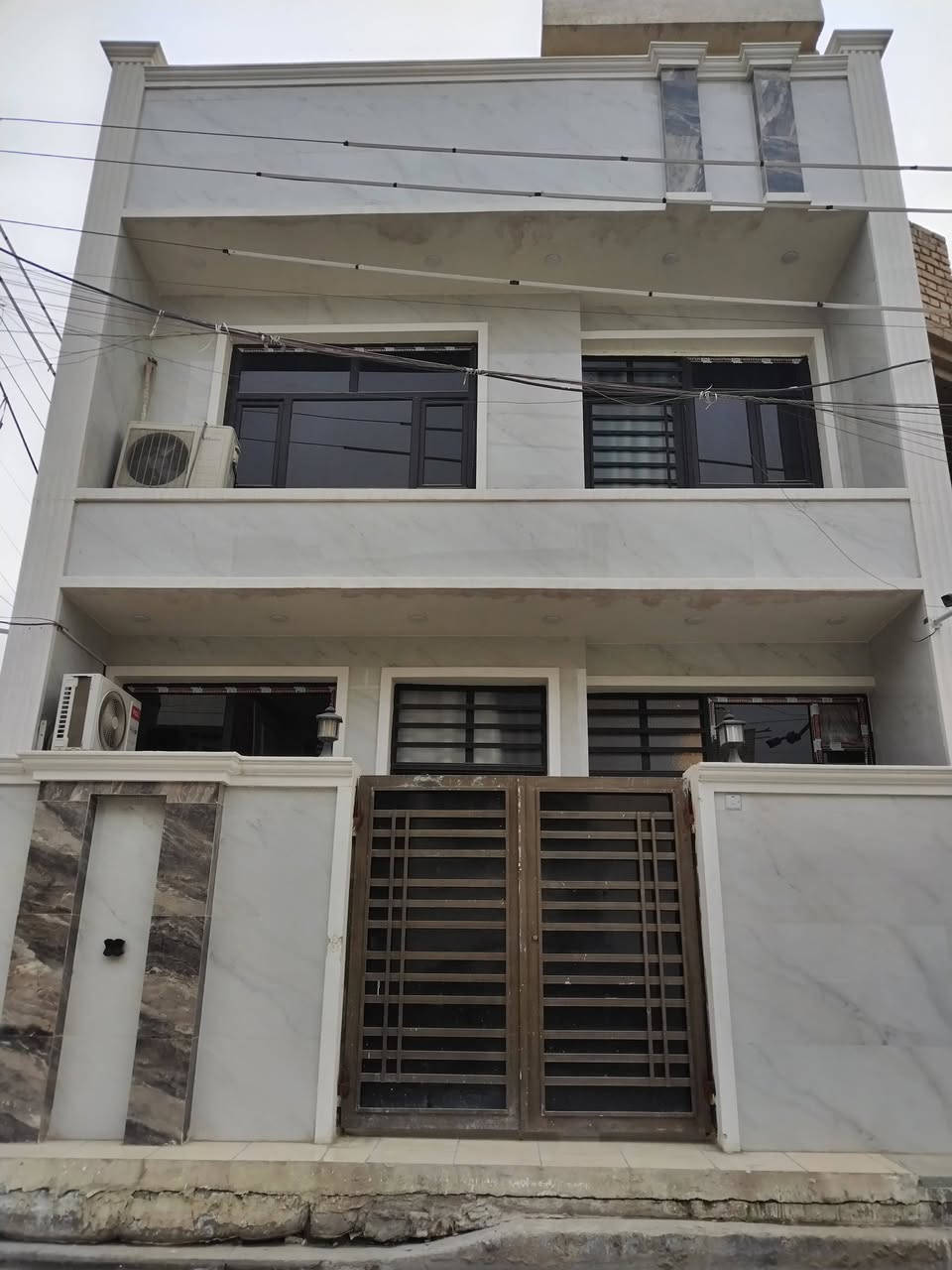 السلام عليكم
دار للايجار 🔥🔥

المساحه /75 متر / ركن

يحتوي ع /3غرف نوووم +صحيات عدد ٢
وسقبال ومطبخ ومناور

سعر الإيجار / 650 قفل

العنوان حي الجهاد ديوان المخابرات خلف الشارع العاام

الاستفسار ***********
