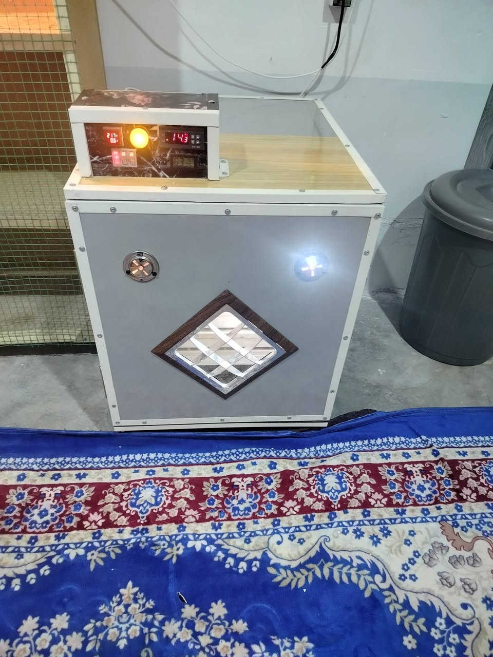 السلام عليكم لاصحاب المشاريع الصغيره المربحه للبيع فقاسه بيض 550بيضه نظام وجبات تقليب يدوي مع حاضنه افراخ اربع طوابق السعر 300الف ***********

