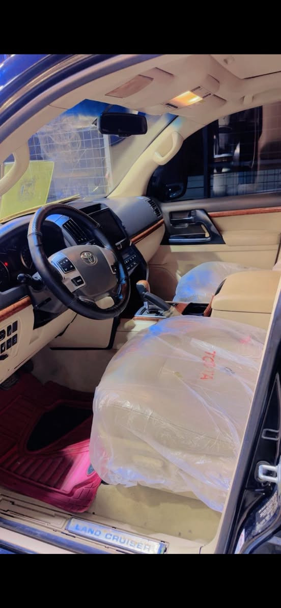 ستة سلندر v6✅لاندكروزر 2013
السيارة خير من الله مناقصهة شي كير ومكينة مكفول
عدا البنيد مبدل وبيهة بارد اقل الشير بل باب الخلفي
وسونارهة موجود
فول مواصفات تشغيل عن بعد
بنوراما
ثلاجة
كامرات خلفية
السعر 31$ ونص 
وترهم مراوس بموديل احدث
***********واتس اب
