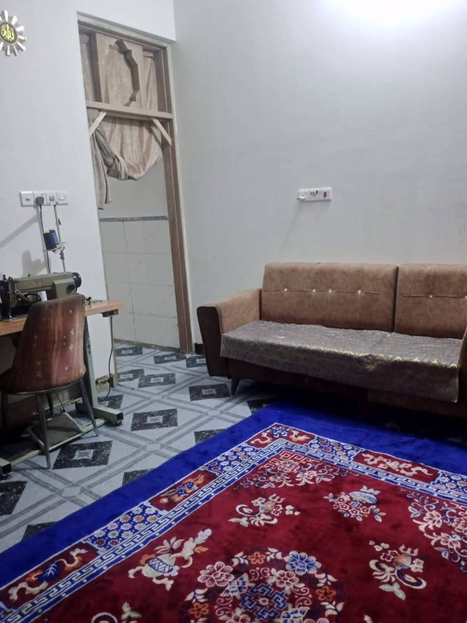 بيت للبيع 100 متر 5×20 بناء حديث زراعي اقرار محكمة يحتوي على استقبال مفتوحه على الصاله وصاله ومطبخ وغرفة نوم وحمام كبير وتواليت خارجي وبيتونه كبيره جدا نهايه مقاطعه 9/2َ السعر ٩٠ بيه مجال بسيط للاتصال *********** يرهم مراوس باقل حسب الاتفاق
