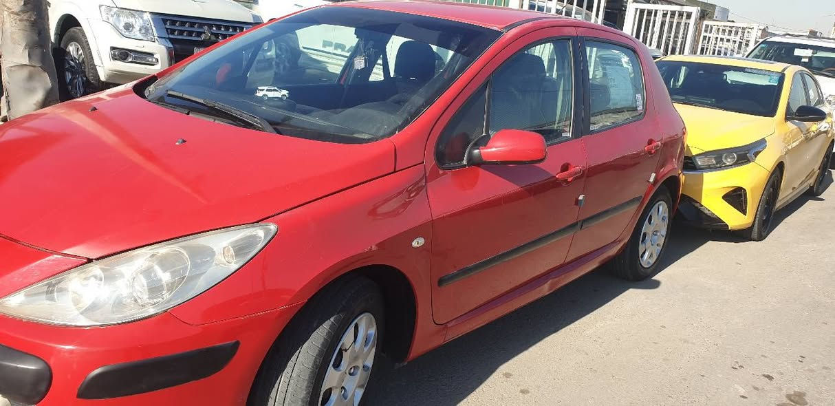 سلام عليكم بيجو فرنسي مديل ٢٠٠٦ سيارة جاهزه من كلشي كير محرك صدر تبريد مكفولات تخم تاير بيه صبغ الباب الوره السايق و البنيد مكفوله من الضربه السعر ٥٥ وبيه مجال قليل مكاني بغداد العبيدي الكفائات رقم الهاتف ***********
