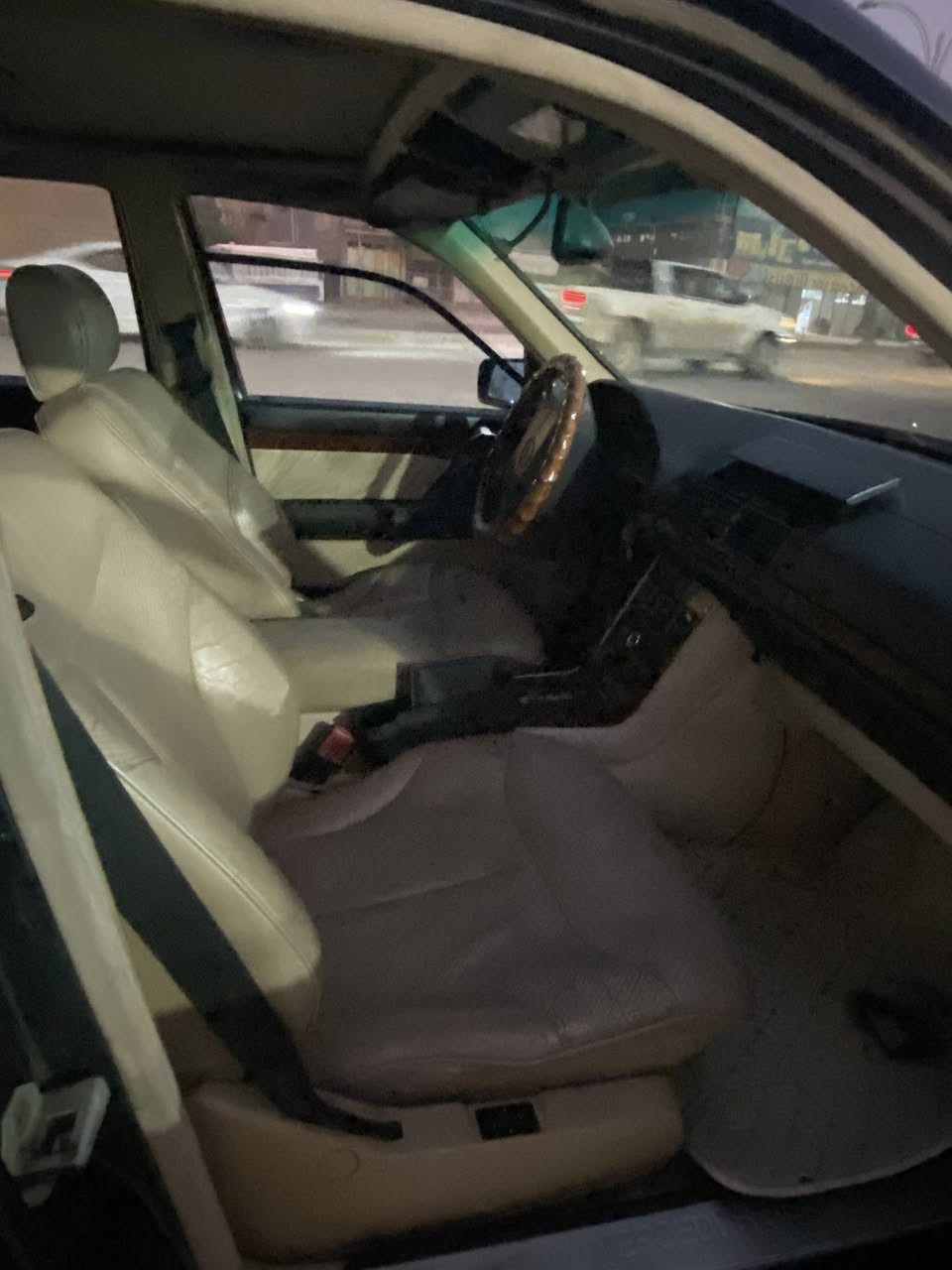 سيارة مارسيدس شبح
موديل ١٩٩٦ 
سيارة كاملة من كلشي كهربائيات 
 كير و مكينة جديدة ناعمة 
تخم تاير جديد 
سيارة بس البنيد طايح صبغ منه كد شبر 
تحويل مباشر 
مكانها بغداد المدائن 
السعر ٥٣ وبيها مجال 
***********
