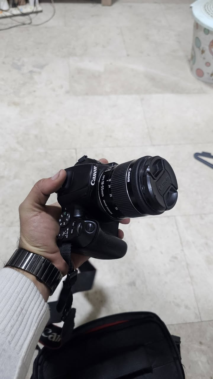 Canon D250 (EOS 250D)
دقّة عالية 24.1MP مع مستشعر APS-C لإخراج صور واضحة وتفاصيل ممتازة.

تصوير فيديو 4K مناسب لليوتيوب وصناعة المحتوى.

معالج DIGIC 8 السريع لمعالجة الصور بجودة أفضل وألوان طبيعية.

شاشة متقلبة تعمل باللمس (Touch & Flip Screen) ممتازة للتصوير الذاتي والفلوغات.

نظام تركيز تلقائي Dual Pixel AF سريع جدًا مع تتبع للوجوه.

أداء ممتاز في الإضاءة الضعيفة بفضل ISO العالي.

اتصال Wi-Fi + Bluetooth لنقل الصور مباشرة للهاتف بدون أسلاك.

بطارية تدوم لفترة طويلة مقارنة بكاميرات الفئة نفسها.

خفيفة الوزن وسهلة الحمل — مناسبة للمبتدئين والمحترفين.

📢 إعلان جاهز بعد إضافة المميزات

للبيع — كاميرا Canon D250 مع ملحقات كاملة + Osmo Mobile + بطاقة 64GB + حامل + مثبت صدر

أعرض لكم كاميرا Canon D250 بحالة ممتازة مع مجموعة ملحقات كاملة جاهزة للتصوير:

🎥 مميزات الكاميرا Canon D250:

دقة تصوير 24.1 ميجابكسل — وضوح عالي جدًا.

تصوير فيديو بدقة 4K UHD.

شاشة متحركة تعمل باللمس — مثالية للفلوغات.

نظام تركيز Dual Pixel سريع ودقيق.

اتصال Wi-Fi و Bluetooth لنقل الصور فورًا للهاتف.

أداء عالي في الإضاءة الضعيفة.

بطارية قوية تكفي جلسات تصوير طويلة.

كاميرا خفيفة ومناسبة للسفر وصناعة المحتوى.

📦 الملحقات المرفقة:

Osmo Mobile مثبت هاتف لتصوير ثابت وسلس.

قارئ ذاكرة ثلاثي (Triple Card Reader) لنقل الصور والملفات بسهولة.

ذاكرة 64GB — مساحة كافية للفيديو والصور.

حامل ثلاثي (Tripod) للتصوير الثابت.

مثبت صدر (Chest Mount) لتصوير الحركة والأنشطة.

السعر 725,000 دينار عراقي
📍 المكان: بغداد- المنصور


**إذا كنت صاحب هذا الإعلان وتريد حذفه لأي سبب، رجاءا أرسل رسالة إلى الدعم الفني**
