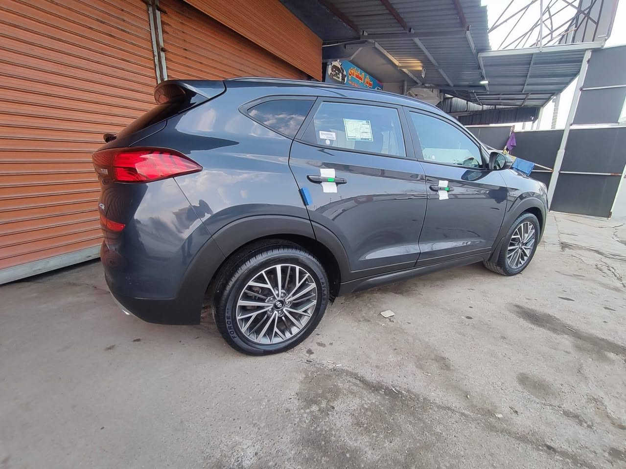 السلام عليكم للبيع هونداي توسان ٢٠٢١ وارد امريكي لون نفطي سياره كلين تايتل بلعراق صار بيه طخه بلبنيد بسيطه وصبغته فقط بدون اي دواخل بدون يرباك بدون شخوط فول مواصفات التميت بصمه ابواب وتشغيل بانوراما ليد امامي تبريد لمس قطعتين  فور ويل اشاير ترحيب بليدات رادار امامي وجانبي وخلفي شاشه جبيره كامره دواره ويل كروم كشن كهربائي كشنات تدفيه الامامي ولخلفيه  3وضعيات قياده بعد هوايه مواصفات بيه محرك 2400 GDiكير محرك تبريد كله بشرط عل وضع لشركه ماشيه 40تخم تايرات جديد صدر جديد دهن فلاتر كله جديد سياره جاهزه بدون اي نقص سنويه ارقام هزه كله جديد بسمي تحويل غرامه كله بشرط بنفس ليوم مكان السياره بسليمانيه السعر167بي مجال  اتصل واتساب ***********
