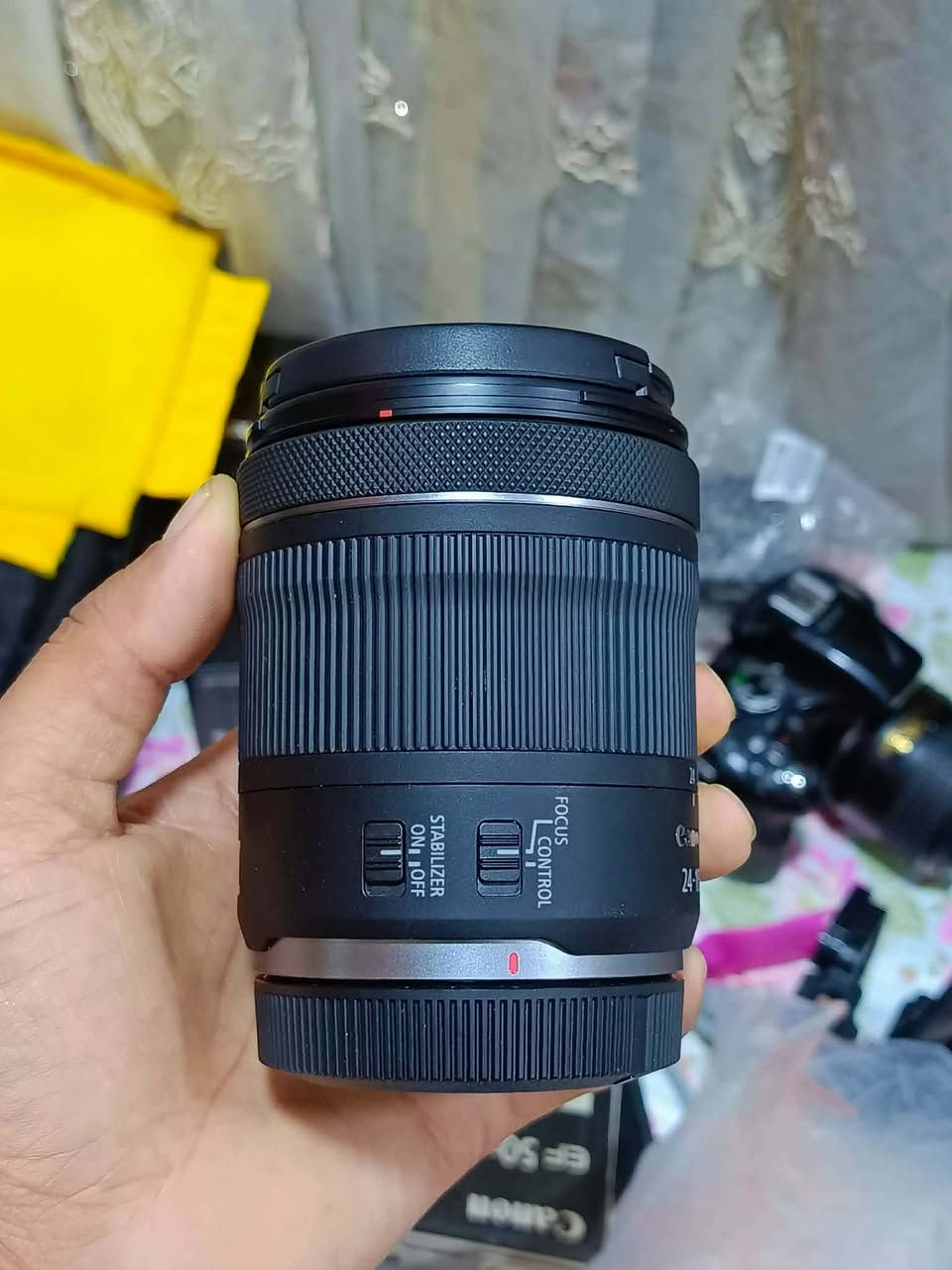 الكاميرا الأحترافية المتكاملة Canon R6 Mark ii الغنية عن التعريف
 لببيع مع عدسة  Canon RF 24-105mm f/4-7.1 IS STM.
نزع العدسة زووم متعددة الاستخدامات مخصصة لكاميرات كانون بنظام (RF Mount) ذات الإطار الكامل (Full Frame).
المميزات الظاهرة:
مانع اهتزاز (Image Stabilizer): يظهر زر التشغيل والإيقاف بوضوح، مما يساعد في الحصول على صور حادة عند التصوير اليدوي.
حلقة التحكم (Control Ring): العدسة مزودة بحلقة أمامية يمكن تخصيصها للتحكم في (ISO) أو فتحة العدسة، ويوجد زر للتبديل بين وظيفة "التركيز" (Focus) و"التحكم" (Control)
مع رام 32 4K 
الكاميرا جديدة ما مصور 100 صورة بيها الله شاهد نظافتها كالجديدة 100% سعرها 2600 وبيها مجال المو شرايي لا يدخل خاص فدوة كاميرا الها رزانتها و هيبتها بالسوق الرجاء لا تكسر بيها.


**إذا كنت صاحب هذا الإعلان وتريد حذفه لأي سبب، رجاءا أرسل رسالة إلى الدعم الفني**