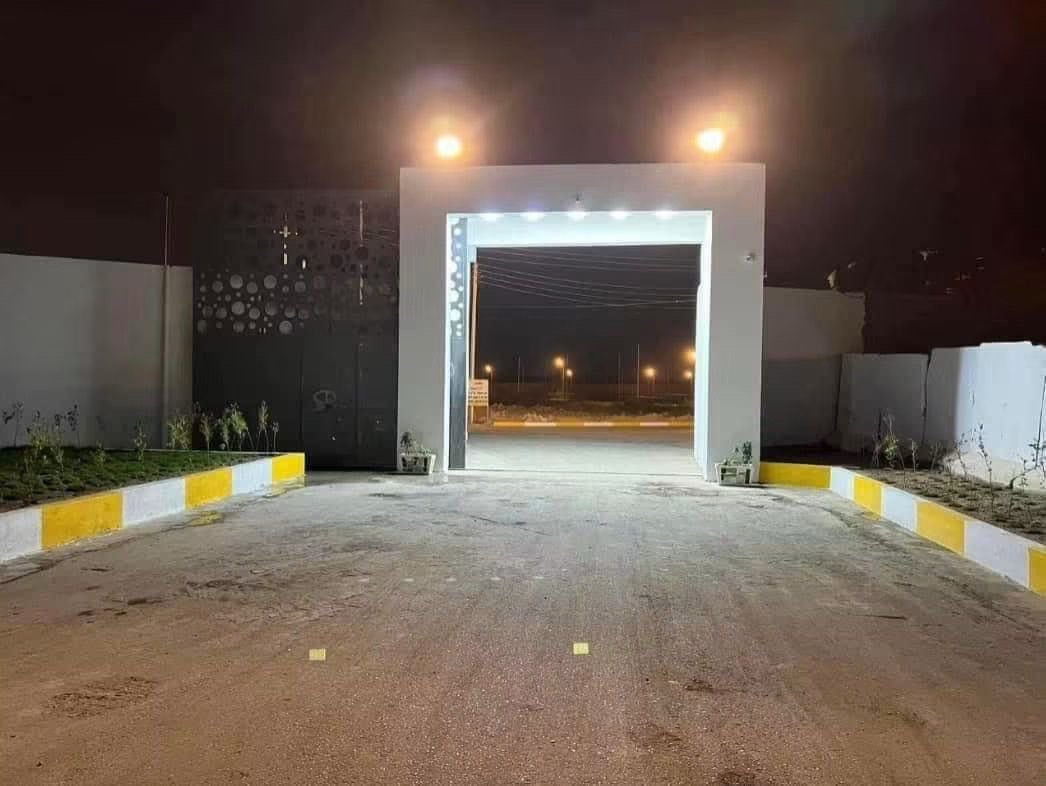 للبيع : قطعة ١١٠ م٢ واجهة 7.5 نزال 14.7
طابـو زراعـي سند 25/ يوجد اقرار محكمة
في مجمع الضباط السكني / الشارع D

العنوان : بغداد شارع المطار ساحة عباس بن فرناس خلف جامعة المشرق مشمولة بجميع الخدمات ( ماء + كهرباء + مجاري + تبليط)
مقسمة بصورة نظامية : الافرع الداخلية 10 متر الشارع الرئيسي13 متر // 
علما ان المنطقة محاطة بسياج ارتفاع 4 متر وبوابة رئيسية ( سكيورتي )

البناء مستمر الى هذا اليوم

للتواصل 
***********
واتس اب ايضا موجود