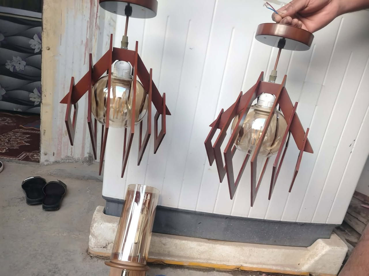 السلام عليكم..للبيع طقم انارةكامل  ٧قطع خشب صاج اصلي نضيف لاكسر لافطر لاشخط  السعر ١٥٠ وبي مجال مكاني الشهداء***********
