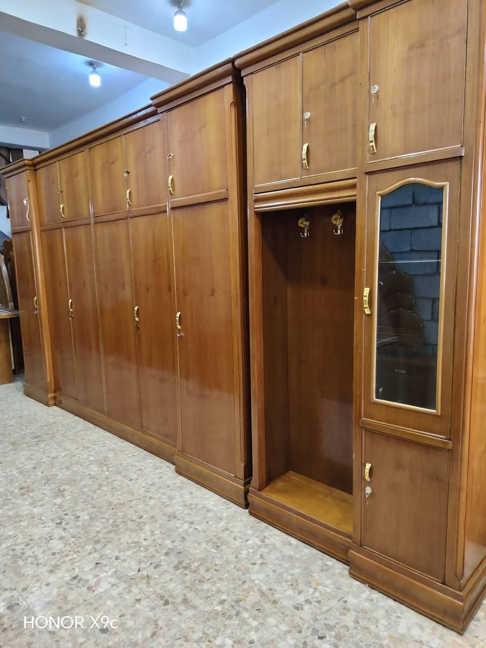 السلام عليكم غرفه كامله بيبان طابقين درجه اولى شرط درجه اولى غرفه جاهزه وكامله اي نقص ما بيها كلها 5 مليم صاد وجه وقفه خمسه مليم الظهر جرجوبه غرفه مستعمله نظيفه نظافتها 100% الدنيا كلها جاوي السعر 1,600 شامل توصيل والشد مجاني داخل النجف بها مجال للشراي موجود توصيل المحافظات ***********
