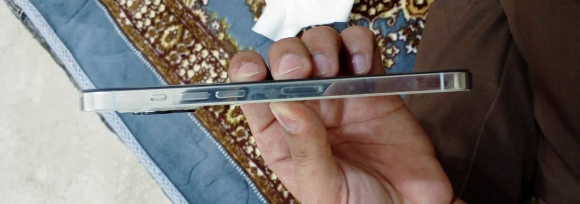 السلام عليكم للبيع ايفون 12 برو ماكس ذاكره 256 لون أبيض مستبدل شاشه اصليه ثلاث خيارات وبطاريه مرفوعه 100 قطاره بل الشحن والضهر مكسور السعر 300 وبيه مجال لطيين العنوان صلاح الدين بيجي 
تواصل وتساب ***********
