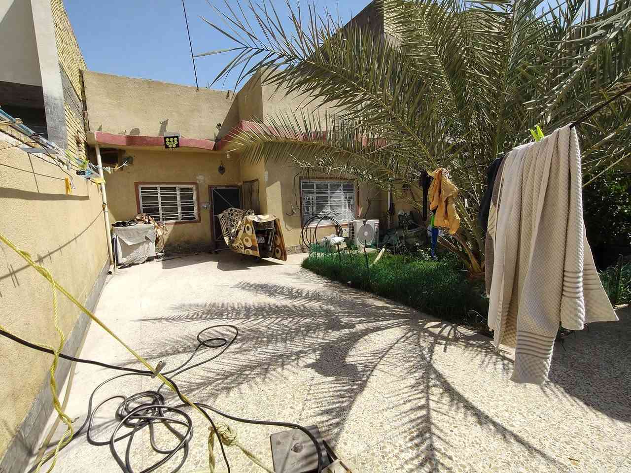 السلام عليكم بيت للبيع واسط حي الحكيم نزلت حميد جادر يحتوي على غرفتين نوم وصاله واستقبال وصحيات وطرمه وحديقه بناء بلوك كافه خدمات من ماء من كهرباء مرقم قبل البلديه الشارع 10 طابو زراعي السعر خاص المراجعه دلاليه سيد حيدر مساحه البيت 200 عنوان المكتب نزله شهيد نزار داخل الفرع ***********
