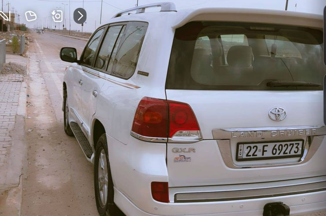 السلام عليكم
لاندكروز للبيع اومراوس حسب القناعه بسعر أقل 
موديل 15رقم شمالي
شرط تحويل او كاله
مكينه 8 ساز
مواصفات فول 
بيها بارد بل باب واضح بل سونار
ماشيه 150
السعر 390ورقه وبيه مجال
العنوان بغداد الحسينية 
*********** رقم الهاتف
