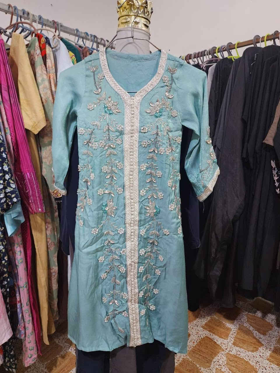 السلام عليكم رجعنه وفرنه باله مخور مال اطفال كركيعان ودشاديش من عمر ٤سنوات الئ عمر ١٥ سنه نظافه فول كسر يوم وتدللون علينه العنوان بهرز خلف السوك عماره حجي خلف للاستفساروالتواصل على رقم ***********متواجين من ساعه ٩صبح الئ ١٢ ظهرا ومن ٢ونص للفطور ومن ورئ الفطور الئ ١١ باليل واهلا
