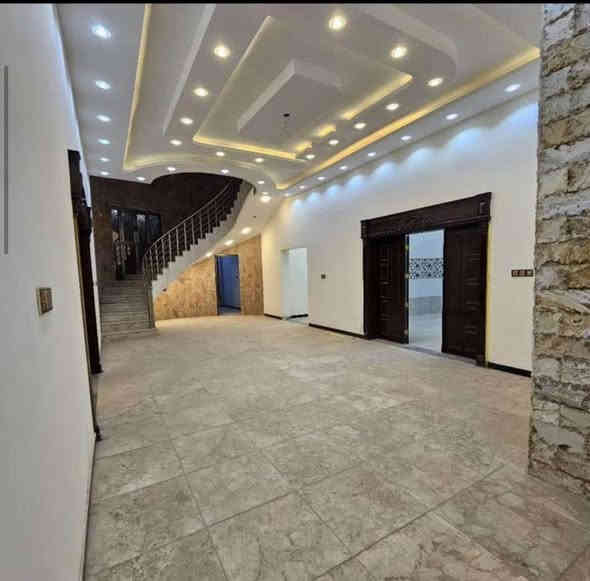 🏛️✨ شركة محمد للاستثمار العقاري ✨🏛️
📢 للبيع | فيلا ملكية بتصميم روماني فاخر في أبو الخصيب 📢

━━━━━━━━━━━━━━━━━━━

🔑 تفاصيل العقار:
📍 الموقع: أبو الخصيب – موقع مميز وهادئ
📐 المساحة: 1400 متر مربع
📑 الطابو: ملك صرف زراعي – بسم عراقي
🏗️ البناء: حديث – تصميم روماني ملكي فاخر

━━━━━━━━━━━━━━━━━━━

🏡 مواصفات الفيلا:
✨ صالة استقبال فخمة
✨ 6 غرف نوم واسعة
✨ مطبخ مجهز
✨ مجموعة صحيات متكاملة
✨ غرفة حراسة مستقلة
✨ مسبح خاص وحديقة خضراء
✨ كراج واسع للسيارات

━━━━━━━━━━━━━━━━━━━

💰 سعر البيع: 850 مليون دينار عراقي 💰
🔥 فرصة نادرة لاقتناء فيلا ملكية بتصميم فاخر ومرافق متكاملة

━━━━━━━━━━━━━━━━━━━

🌟 مميزات العقار:
✅ تصميم روماني ملكي يمنح الفخامة والتميز
✅ مساحة كبيرة مع حديقة ومسبح خاص
✅ موقع هادئ مثالي للسكن الراقي
✅ بناء حديث وتشطيب عالي الجودة

━━━━━━━━━━━━━━━━━━━

📞 للتواصل مع محمد للاستثمار العقاري:
📲 *********** – واتساب مباشر
📲 *********** – الدليل العقاري
📲 *********** – خدمة العملاء
📲 *********** – تنظيم العمل

🏢 مكاتبنا:
📍 الطويسة – شارع اللجنة الأولمبية – قرب عصير تايم 🧃
📍 مناوي باشا – مقابل مطعم محمد هاشم 🍽️

📲 تابعونا على إنستغرام وفيسبوك | @moh_comp_basra
✨ محمد للاستثمار العقاري – حيث يبدأ التميز 🏆

━━━━━━━━━━━━━━━━━━━

#محمد_للاستثمار_العقاري #فيلا_للبيع #ابو_الخصيب #Basra #Iraq #عقارات_البصرة #سكن_فاخر #فرصة_استثمارية
