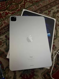 آيباد ١١ برو • بطارية ٨٤٪ • مبدل