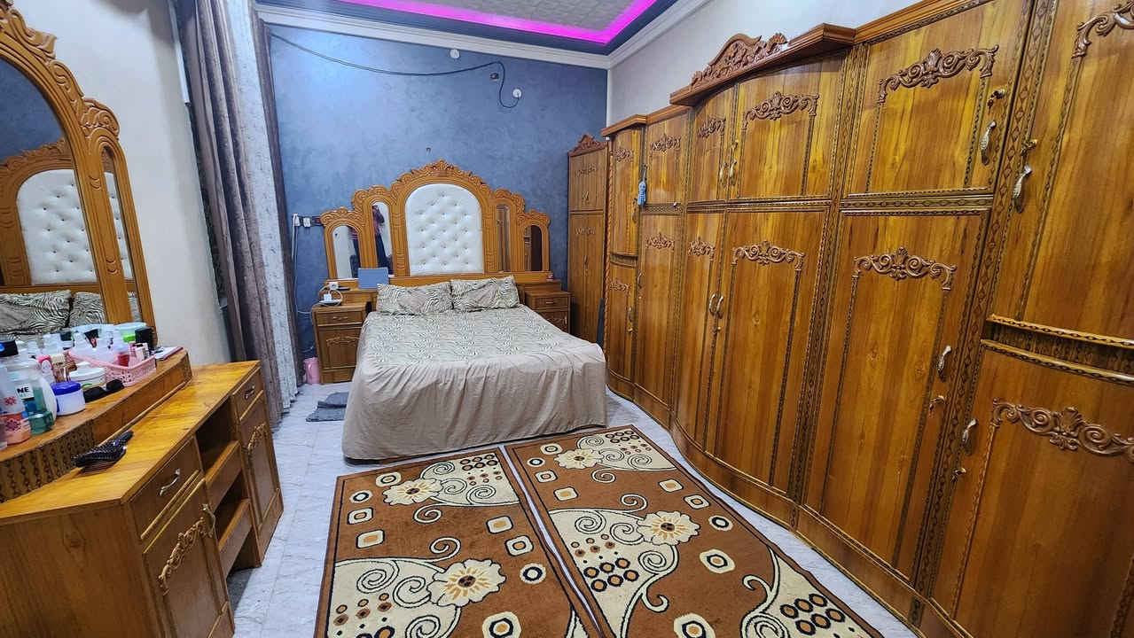 سلام عليكم من رخصة ابو الكروب مساحه 120 متر في الاسكان الصناعي في شارع الحولي البيت متكون من ثلاث غرف وممرات 2 وصاله 2 واستقبال وحمام خارجي شرقي  وداخلي غربي وطارمه صغيره  سطح اشتايكر  ***********
