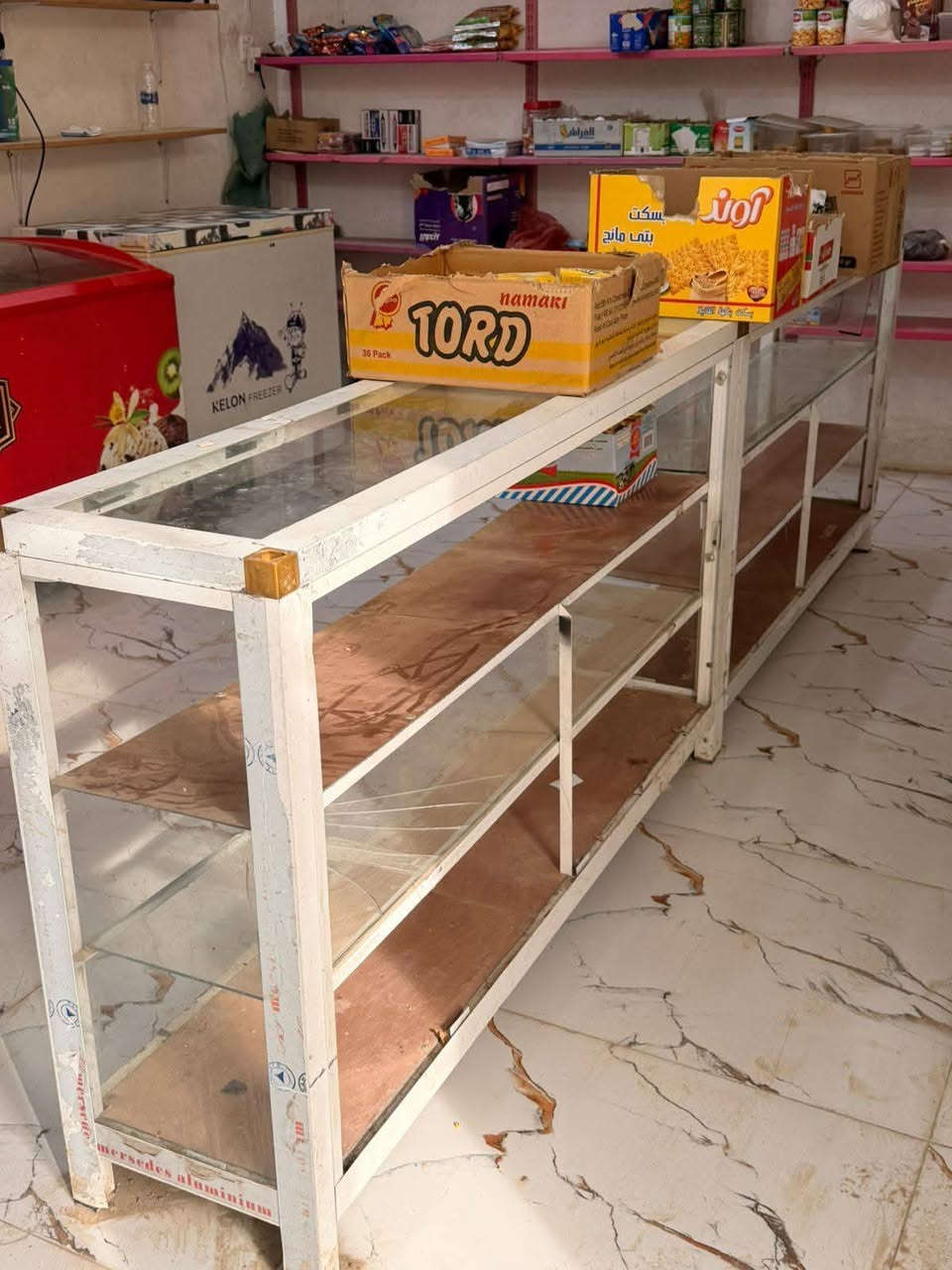 السلام عليكم للبيع عارضات 2 سعرهن 400+فاترينات 2سعرهن 75+رفوف حديد28ودنك 5وشيالات 35+رفوف خشب +مجمدة سعرهة 175 عنوان حي النصر ***********
