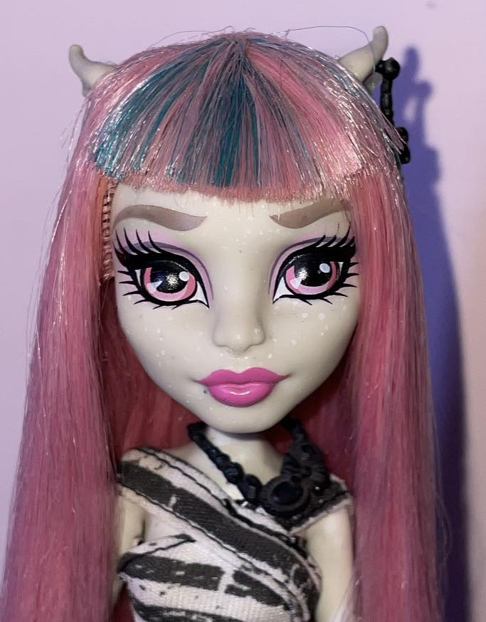 متوفر للمزاد لعابة مونستر هاي شخصية روشيل غويل (Rochelle Goyle) الاصدار الاولي اصدار 2012، القطعة نادرة صعب تتحصل وبحالة مناسبه موضح كلشي بالصور. مغسولة يدوياً شعرها نظيف خالي بالكامل من الصمغ. يجي وياها ستاند، اعرف هواي رح يريدوها وما اعرف بشكد ابيعها فا رح اعرضها مزاد وابيعها اعلى سعر 🤷🏻‍♀️. متوفر توصيل كامل العراق.


**إذا كنت صاحب هذا الإعلان وتريد حذفه لأي سبب، رجاءا أرسل رسالة إلى الدعم الفني**