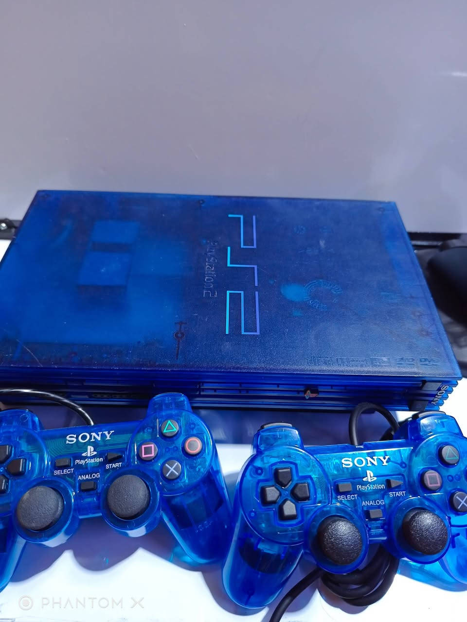 📢 للبيع – جهاز PS2 موديل SCPH-37000
🎮 المواصفات:
• لون أزرق شفاف
• محور  فري ريجن (يشغل كل الأقراص)
• يشغل أقراص PS1 + PS2 (أصلي وكوبي)
• يشغل فلاش وهارد
• حالة الجهاز 95% نظافة ممتازة
🎁 الملحقات:
• 2 جويستيك أزرق شفاف
• 20 قرص هدية
💰 السعر: 85,000 دينار
📍 علي حرية 
📞 اتصل: ***********
