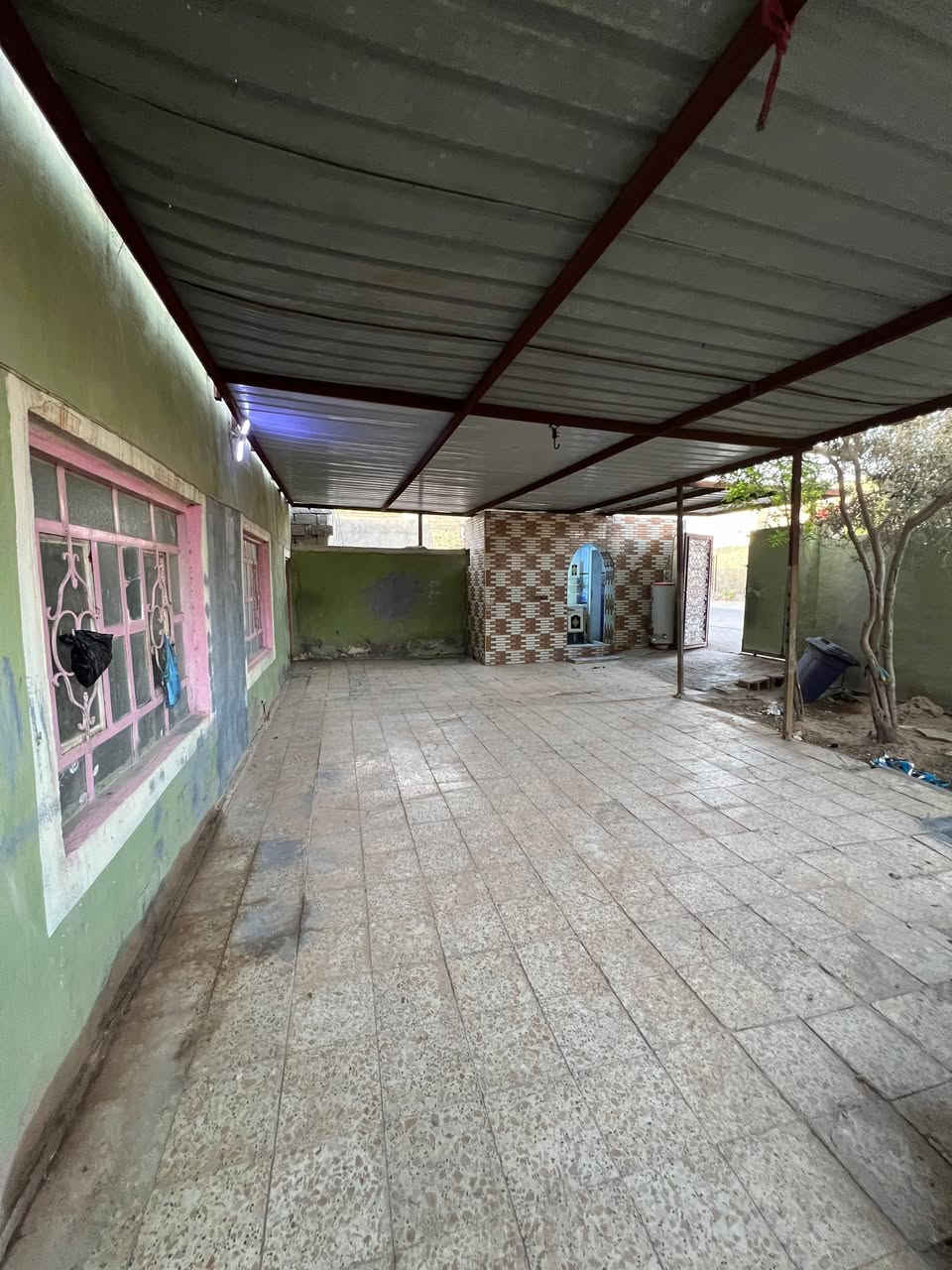 السلام عليكم بيت للبيع في الرضويه السابعه مساحه البيت 416
مواصفات البيت. 
4 غرف
مضيف
تخاريج داخليه وخارجيه ساحتين البيت محتاج ترميم بسيط
للاستفسار.. ***********
