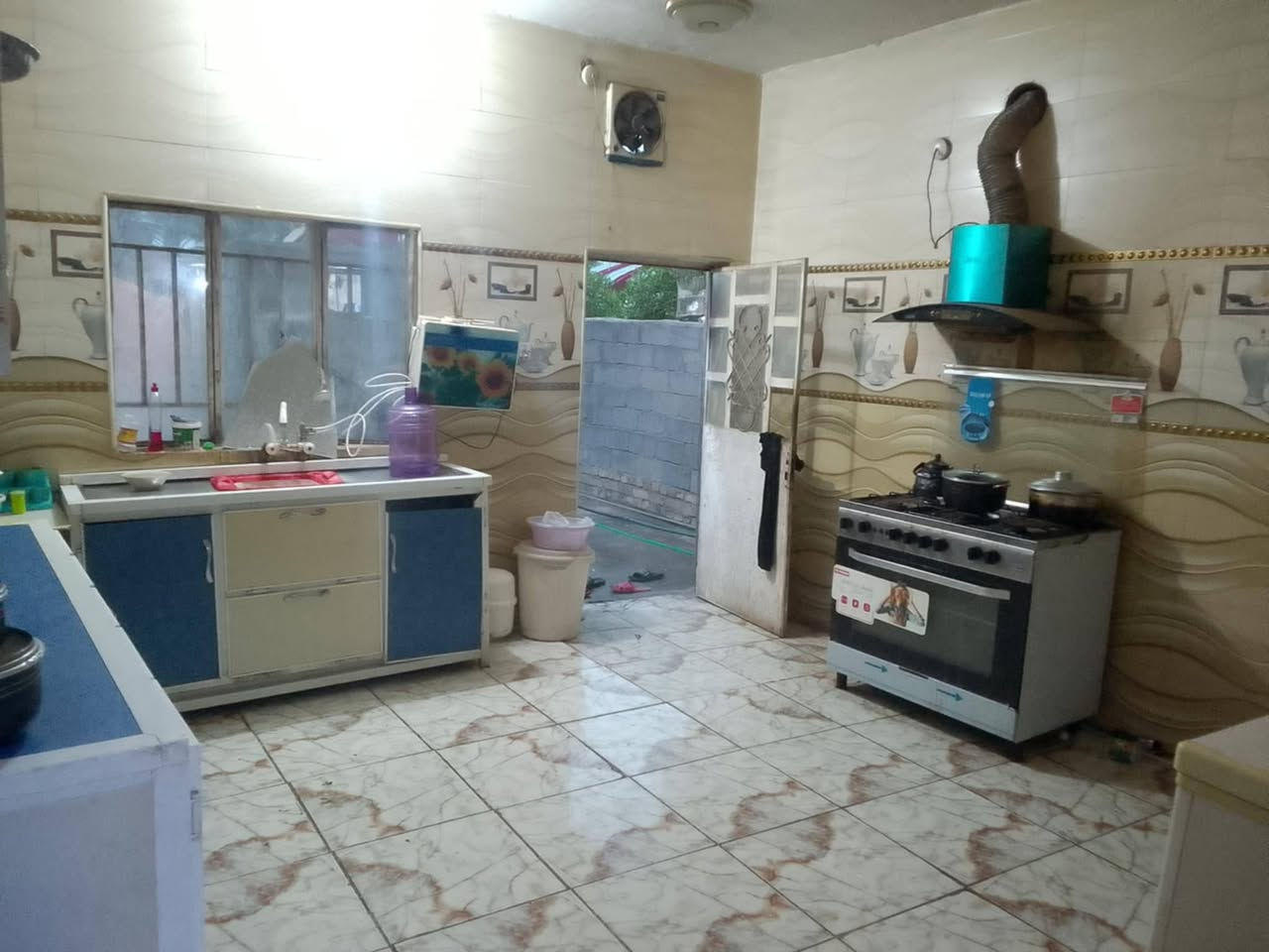 السلام عليكم 
للبيع بيت 250متر طابو صرف قريب على شارع العام كافة الخدمات التبليط لحد باب البيت المكان بالعلگاية. السعر ٨٠ وغير قابل للتفاوض للإستفسار اكثر المراسلة خاص او *********** بي واتساب
