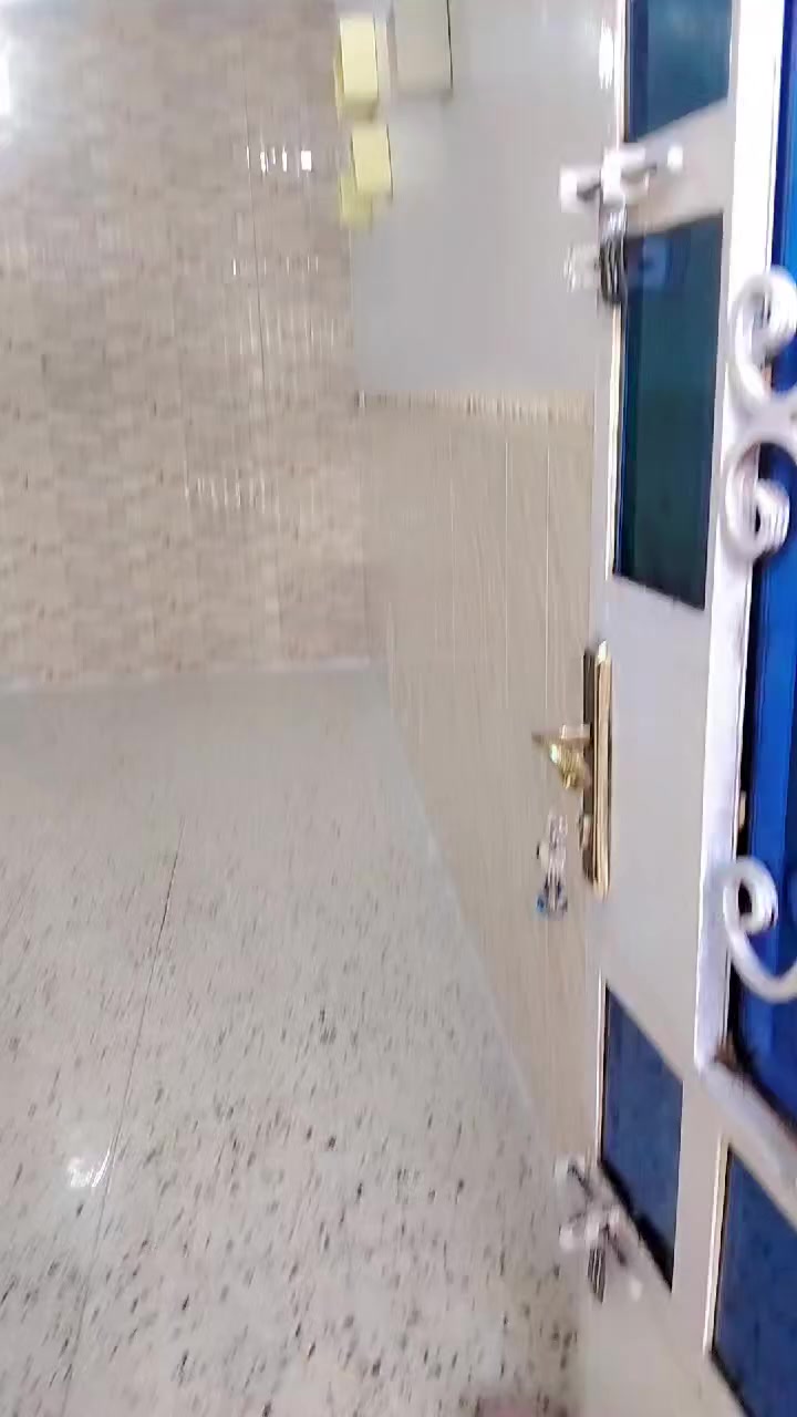 السلام عليكم بيت للبيع مساحة 75متر منطقة المخابرات طابق ونص كامل من كل شي تفاصيل اكثر اول تعليق الاتصال مع صاحب الدار يوجد واتساب *********** ابو احمد.سعر90 وبي مجال
