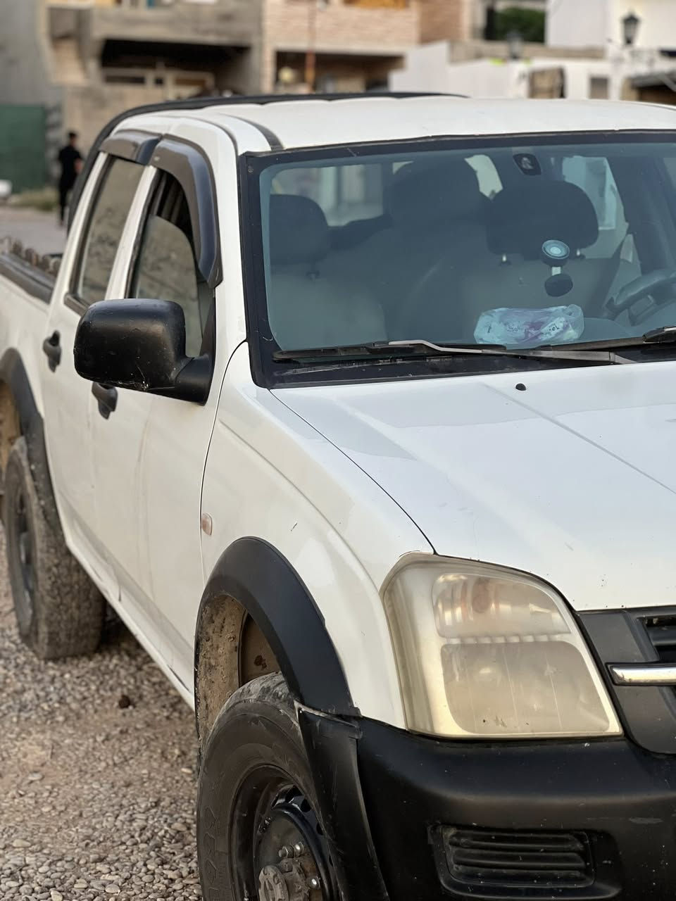 پیکاپ شۆفرلێت ٢٠٠٥دەبل ئەکسل  گێرو مەکینە بەشەرت ئەکسل بە شەرت تەنها یەک دوو شوێنی صبوغی بچووکی هەیە ساردە کوتی نییە دەعامی بۆ دەعامی بەشەرت 
***********
