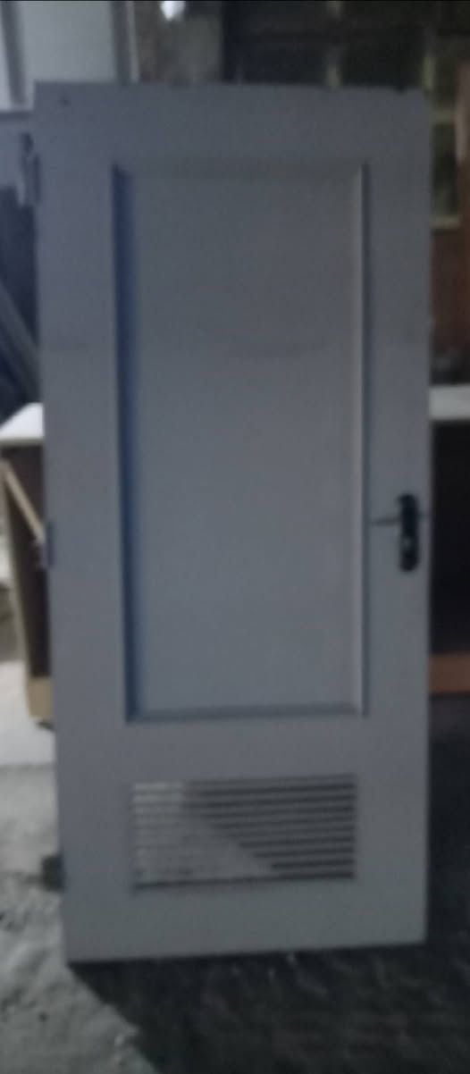 ابواب صاج عدد ١٢ نظيفة بدون اضرار للاستفسار *********** غير متواجد على الفيس
