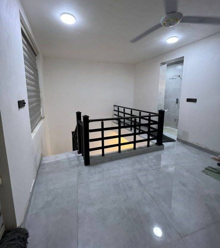 🏠 *دار للبيع - طابو صرف* 
 
*الموقع:* الحلة - الجزائر، حي السجاد مقابل المحكمة الجديدة   
*المساحة:* 125 متر 
 
*التفاصيل:* 
*الطابق الأول:* 
- غرفة واحدة 
- استقبال + مطبخ + كندور + مجمع صحيات 
- منور + كراج سيارة 
 
*الطابق الثاني:* 
- غرفتين 
- مجمع صحيات + كندور 
 
*إضافات:* سطحين - عالي وانصي 
 
   
📞 *للاستفسار

***********
