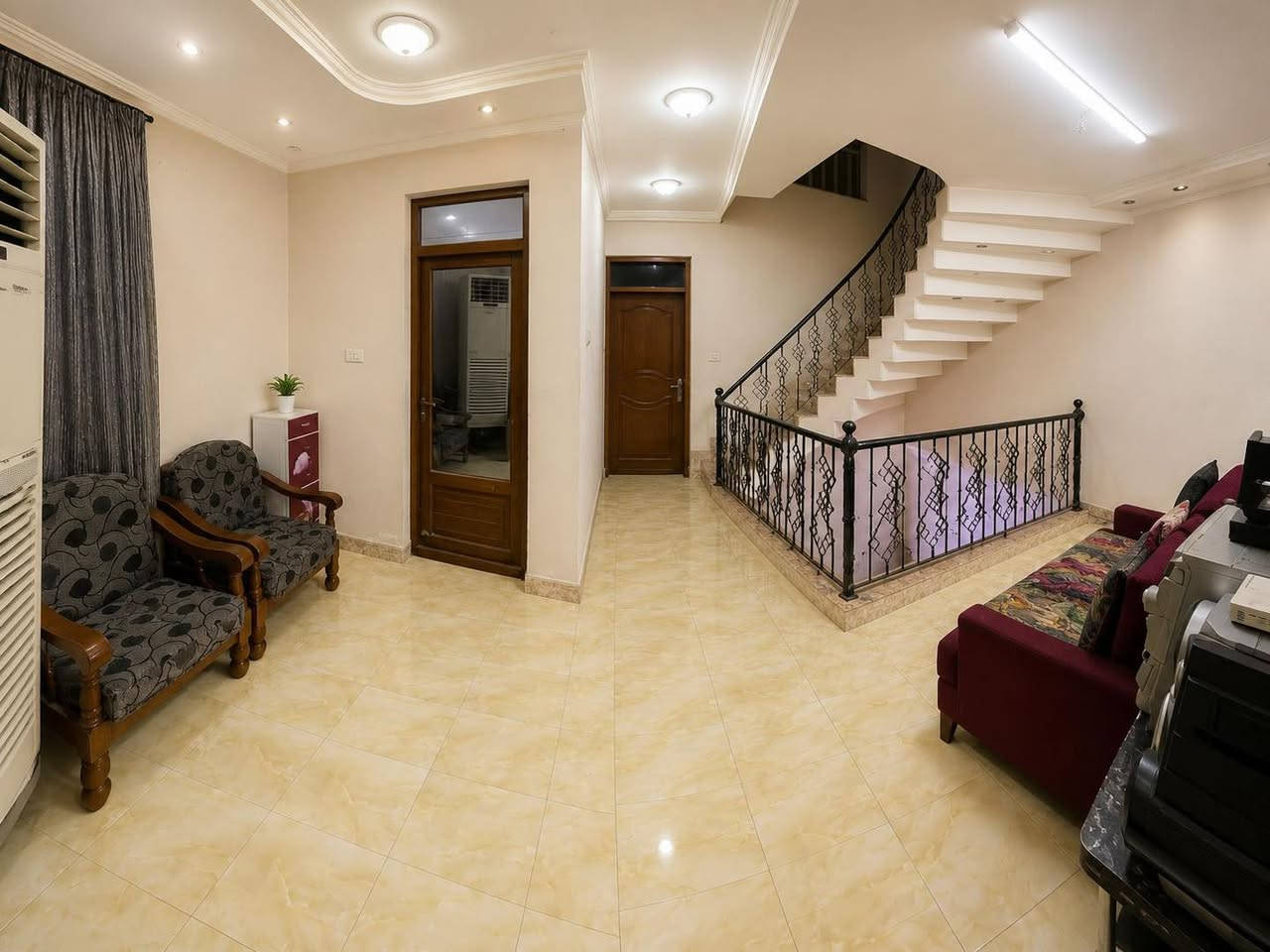 ٢٠٠متر بيت للبيع بناء حديث واجهية ٨نزال ٢٥ شهداء البياع يحتوي على صاله كبيره ومطبخ وهول وخدمات وغرفة نوم الطابق الثاني غرفتين ٣غرف نوم الواجهية حجر الأرضية مرمر قرب مدرسة موته قربها مدرسة متوسطة وابتدائية سعره ٥٥٠مليون 
***********
