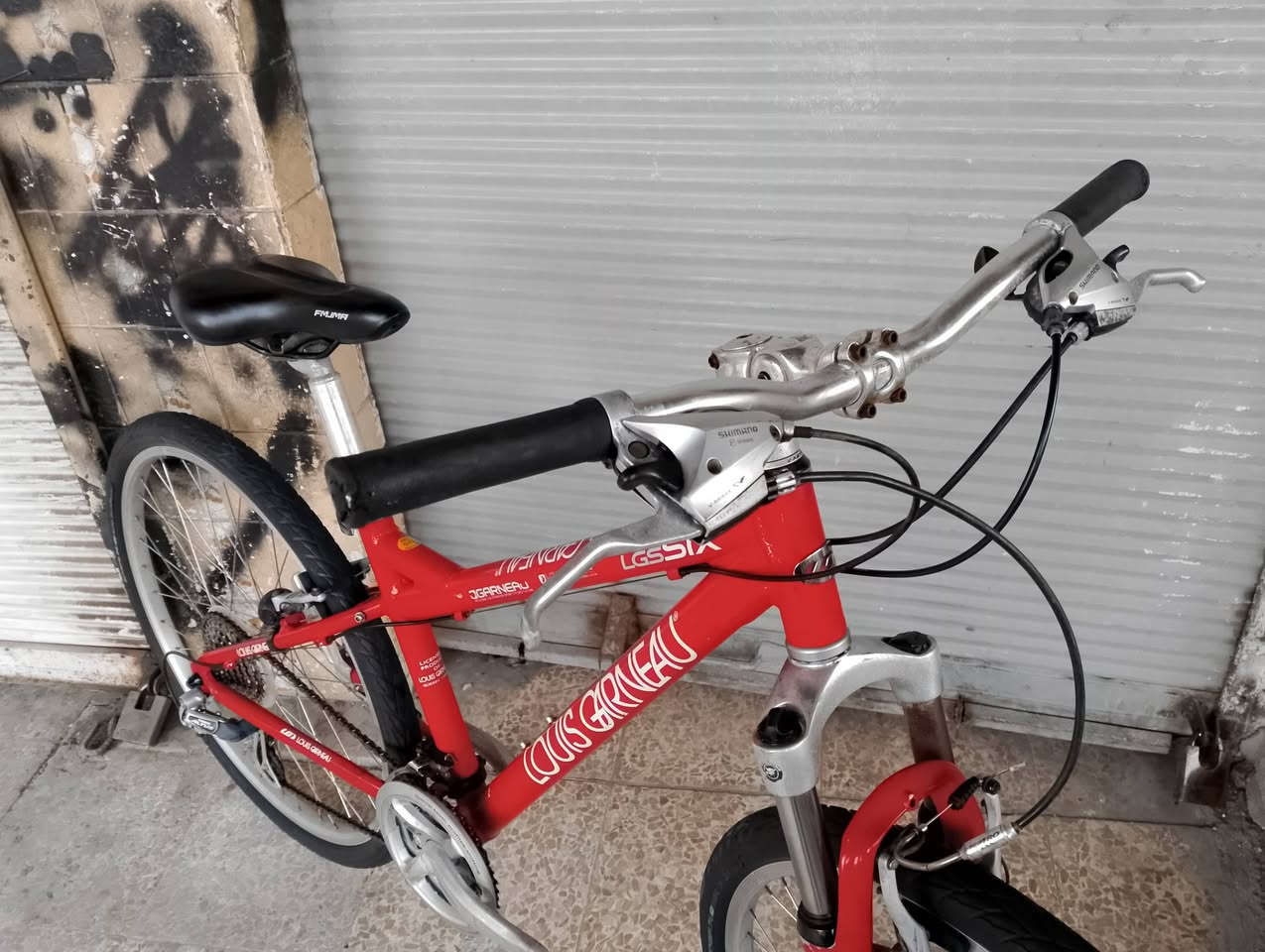 السلام عليكم
دراجة ماركة لويز كندي 
معدن المنيوم 
كير فقاس 8 ، 3 
السعر 170 ألف 
دراجة وضع حاوية غير مستخدم 
عنوان الموصل 
*********** بي واتس آب
