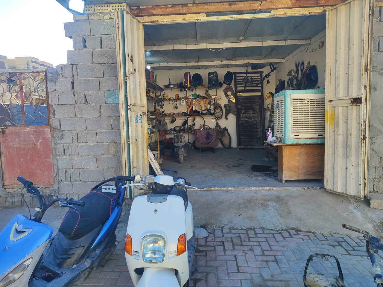 السلام عليكم من رخصت الاكروب محل للبيع مثث وكامل مابيعلك محل ابيعلك غراض مع تطلوعه المكان كربلاء حي العامل شارع السبيس السعر اتصال عل رقم ***********
