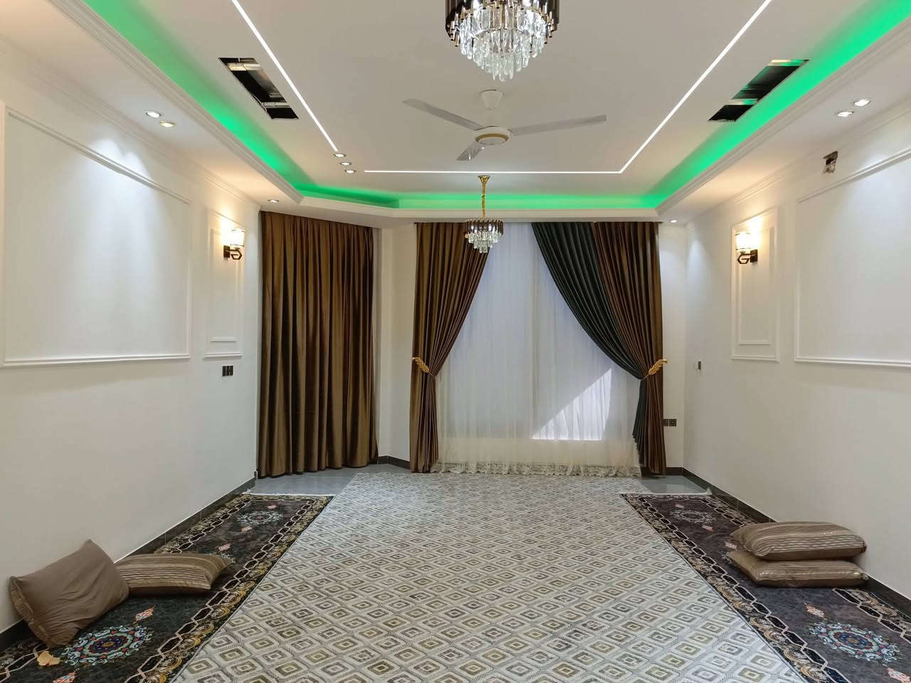 بيت للبيع أبي غريب منطقه الحصوه مربع 4000 طابقين 200متر *********** السعر 170 بي مجال بسيط وبي اسكان اذا تحب انت تدفعهم اقساط هم ترهم
