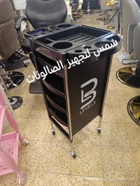 كل تفصيلة تخلي صالونك يطلع بأحلى شكل ✂️💈  عدنا كلشي تحتاجه: 🔸 رفوف عمل...