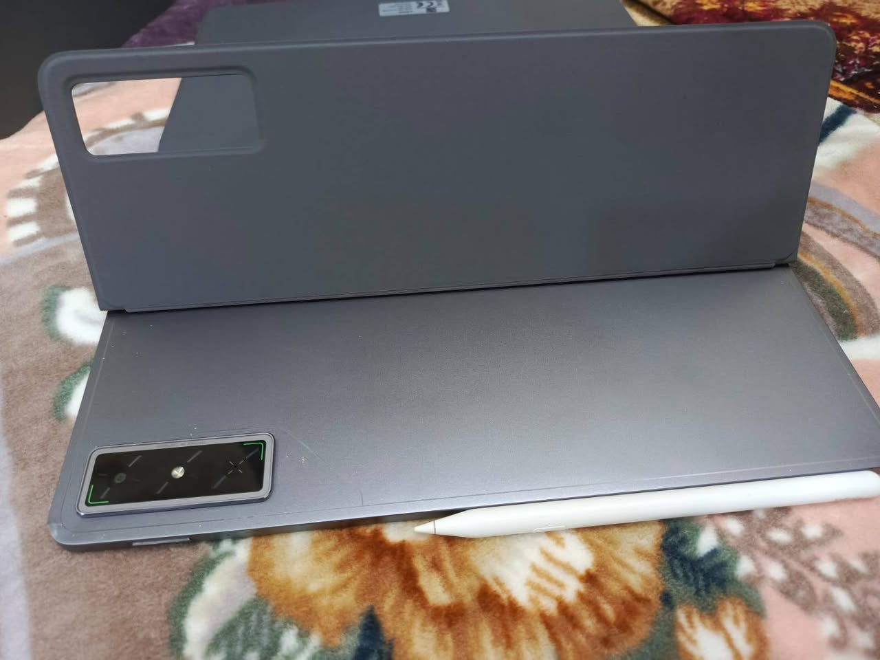 انفنكس اكس باد جي تي للبيع 
Infinix XPAD GT 
جهاز متكامل مع كامل ملحقاته الإنتاجية الأصلية (تم شراء القلم والكيبورد بشكل منفصل لتوفير تجربة لابتوب وتابلت كاملة)
🔍 المواصفات الخارقة للجهاز:
الشاشة: عملاقة بحجم 13 بوصة بدقة فائقة 2.8K وبمعدل تحديث 144Hz (سلاسة خرافية بالألعاب وتصفح المحتوى).
المعالج: التنين القوي Qualcomm Snapdragon 888 (أداء مستقر وقوي جداً مع أقوى الألعاب والبرامج الثقيلة).
الذاكرة والتخزين: 256GB ذاكرة داخلية مع 8GB رام.
البطارية: ضخمة جداً بسعة 10,000mAh تدعم الشحن السريع 33W.
النظام الصوتي: 8 سماعات محيطية (8 Speakers) مع نظام صوتي ثلاثي الأبعاد 3D.
التصميم: جسم معدني كامل (All-Metal Body) فخم ونحيف جداً (6.5 ملم فقط).
النظام: أندرويد 14 الأصلي، مع ميزات الذكاء الاصطناعي Infinix AI.
🎁 الملحقات الإضافية المتوفرة مع العرض (تم توفيرها منفصلة):
Infinix XPAD GT KEYBOARD: كيبورد أصلي مغناطيسي يحول التابلت إلى لابتوب متكامل للدراسة، العمل، والكتابة السريعة.
Infinix X Pencil: القلم الذكي الأصلي للرسم، التصميم، وتدوين الملاحظات بدقة عالية وسلاسة.
Vegan Leather Case: كفر جلدي فاخر وأنيق لحماية الجهاز يأتي داخل علبة الجهاز.
سعر 560,000 دينار عراقي 

الموقع: بغداد.
📞 للتواصل والاستفسار: واتساب 
***********
