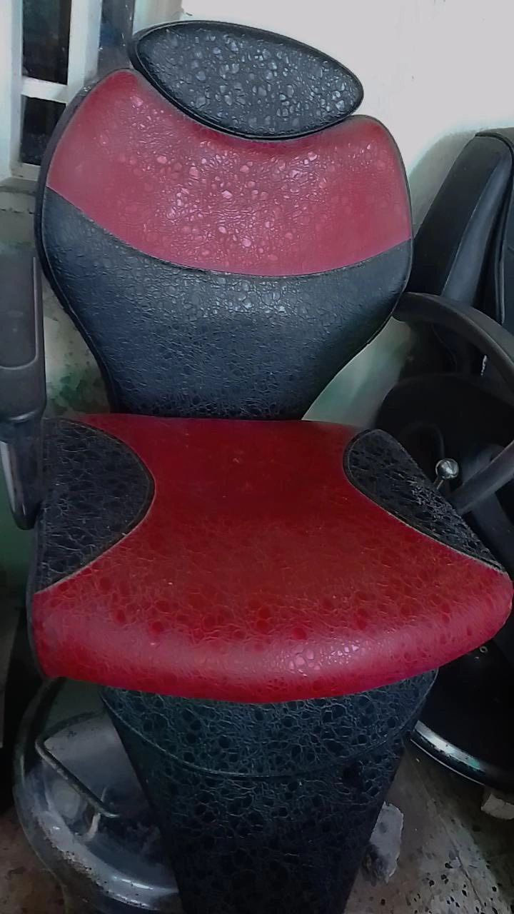 كراسي حلاقه للبيع جدد الاحمر والاسود عددثنين للاستفسار اتصل عل الرقم ***********
