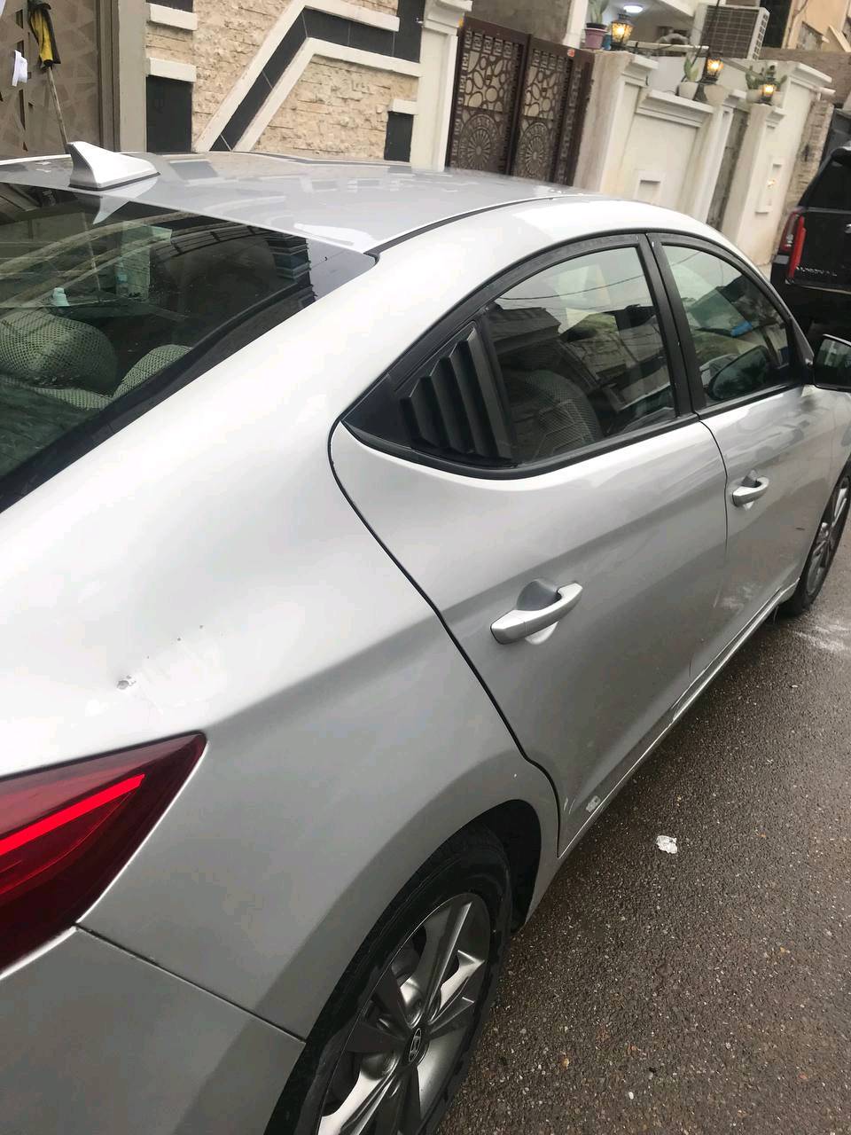 سيارة هيونداي إلنترا موديل حديث، ماشية 4018 ميل، لون فضي. تعتبر السيارة في حالة جيدة مع وجود بعض التفاصيل على الجسم كما هو موضح في الصور. السيارة تحتوي على داخلية نظيفة ومريحة، وتوفر تجربة قيادة ممتازة. لا تتردد في التواصل للاستفسار أو لتحديد موعد للرؤية.