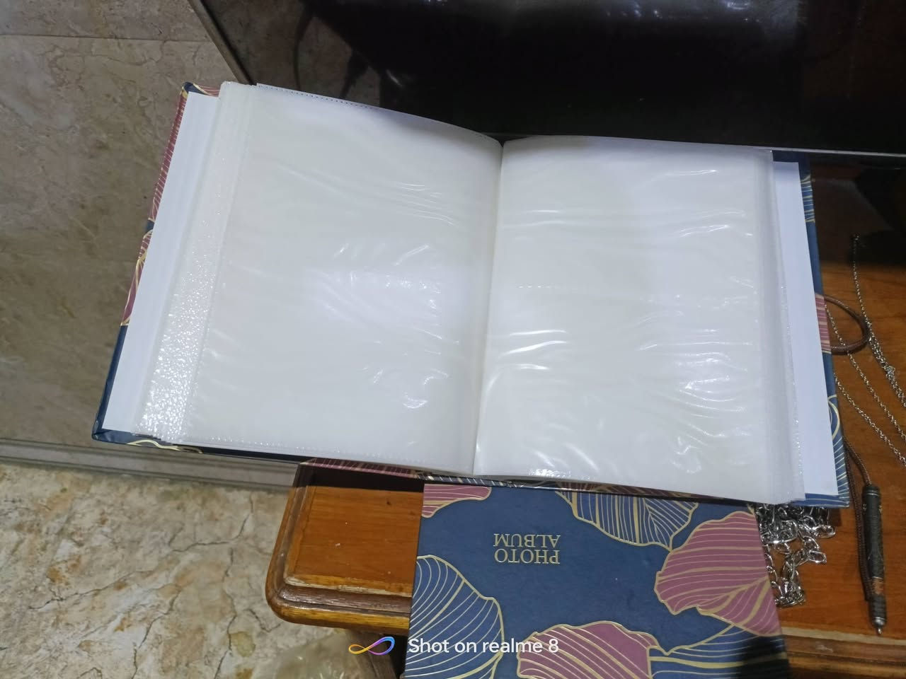 السلام عليكم
من رخصة الاخ الادمن
للبيع
1-ألبومات الذكريات والطوابع (عدد 2)
 ألبومان كلاسيكيان بغلاف أنيق وجيوب شفافة، مثالية لحفظ صورك الجميلة وحماية مجموعات الطوابع النادرة من التلف وعوامل الزمن.
 2. حف ديكورية راقيةزوج من الفيلة الذهبية المزخرفة بالفضي مع مزهرية فضية ناعمة ووردة حمراء جورية تبهج المكان.
 3. اكسسوارات مميزة: قلادتان (عدد 2) بتصميم "شجرة الحياة" الأنيق، وقلادة طلسم (عدد 1)، وزنجيل شبابي أنيق (عدد 2)، ومسبحة خردلية فريدة  ومرآة جيب كلاسيكية مزخرفة.
السعر النهائي 75 الف


**إذا كنت صاحب هذا الإعلان وتريد حذفه لأي سبب، رجاءا أرسل رسالة إلى الدعم الفني**