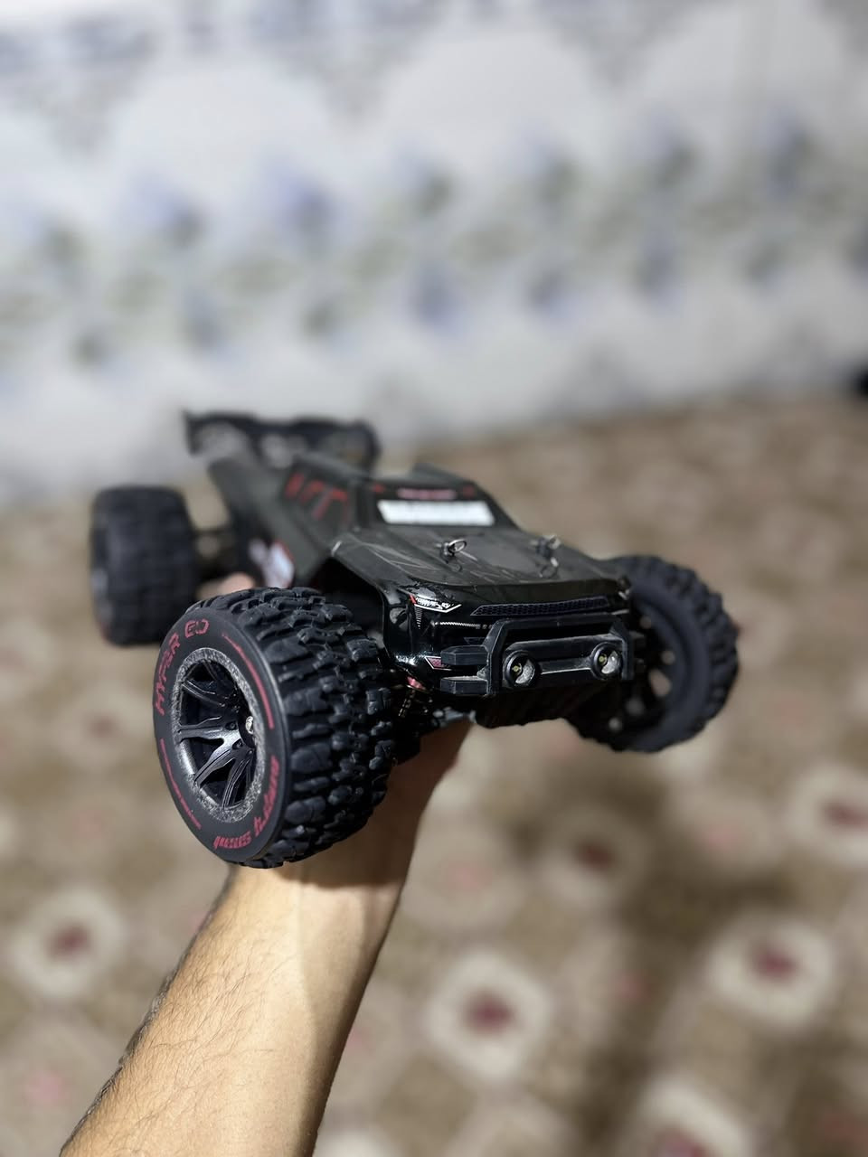 السلام عليكم
سيارة احترافيه هايبر كو غنية عن التعريف مستخدمة 
على وضعه البلادي ممبدل بيه شي بدون كارتونة ملحقاته  ( كتلوك الشركة /تخم تاير ترابي / شاحنة /مفك نتات ) فقط ذني سعره 100 قفل قفل قفل مع احترامي للناس الطيبة الفكريات و يدور مال موتة خل يعبر المنشور للتواصل *********** توصيل متوفر
